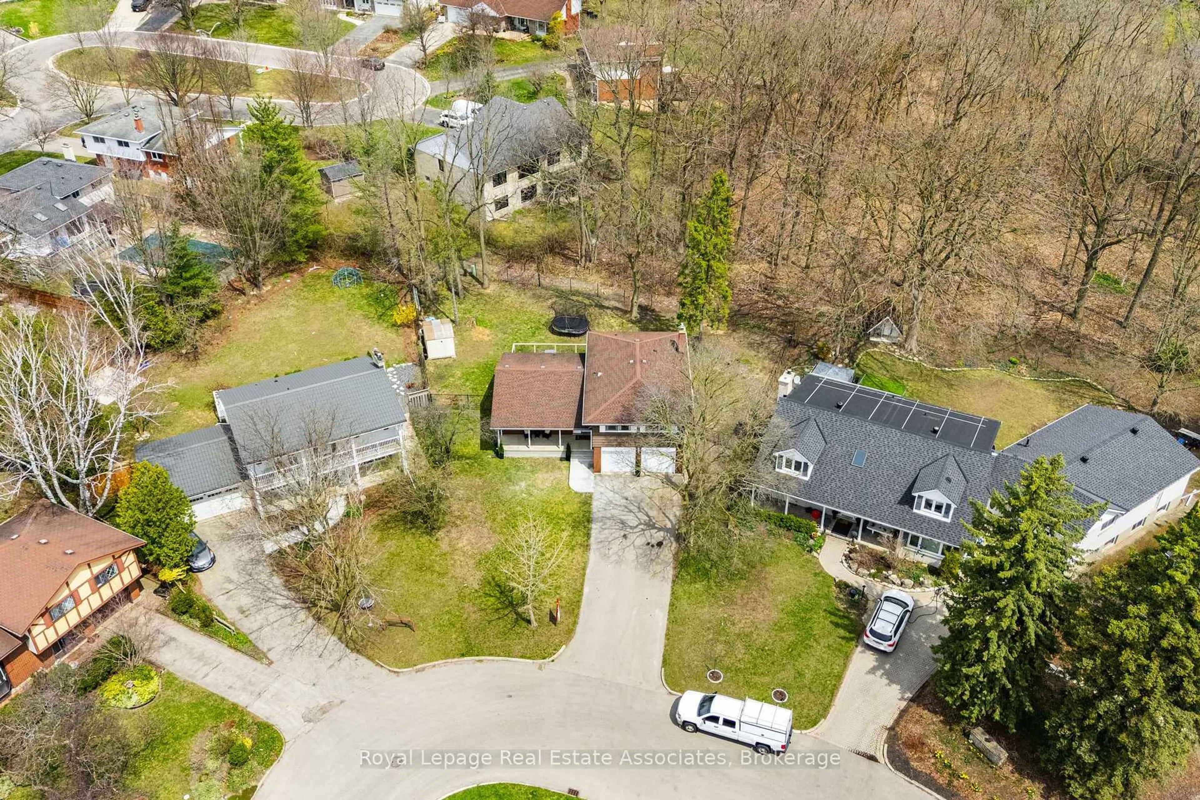 A pic from outside/outdoor area/front of a property/back of a property/a pic from drone, street for 104 Cardinal Cres, Waterloo Ontario N2J 2E9