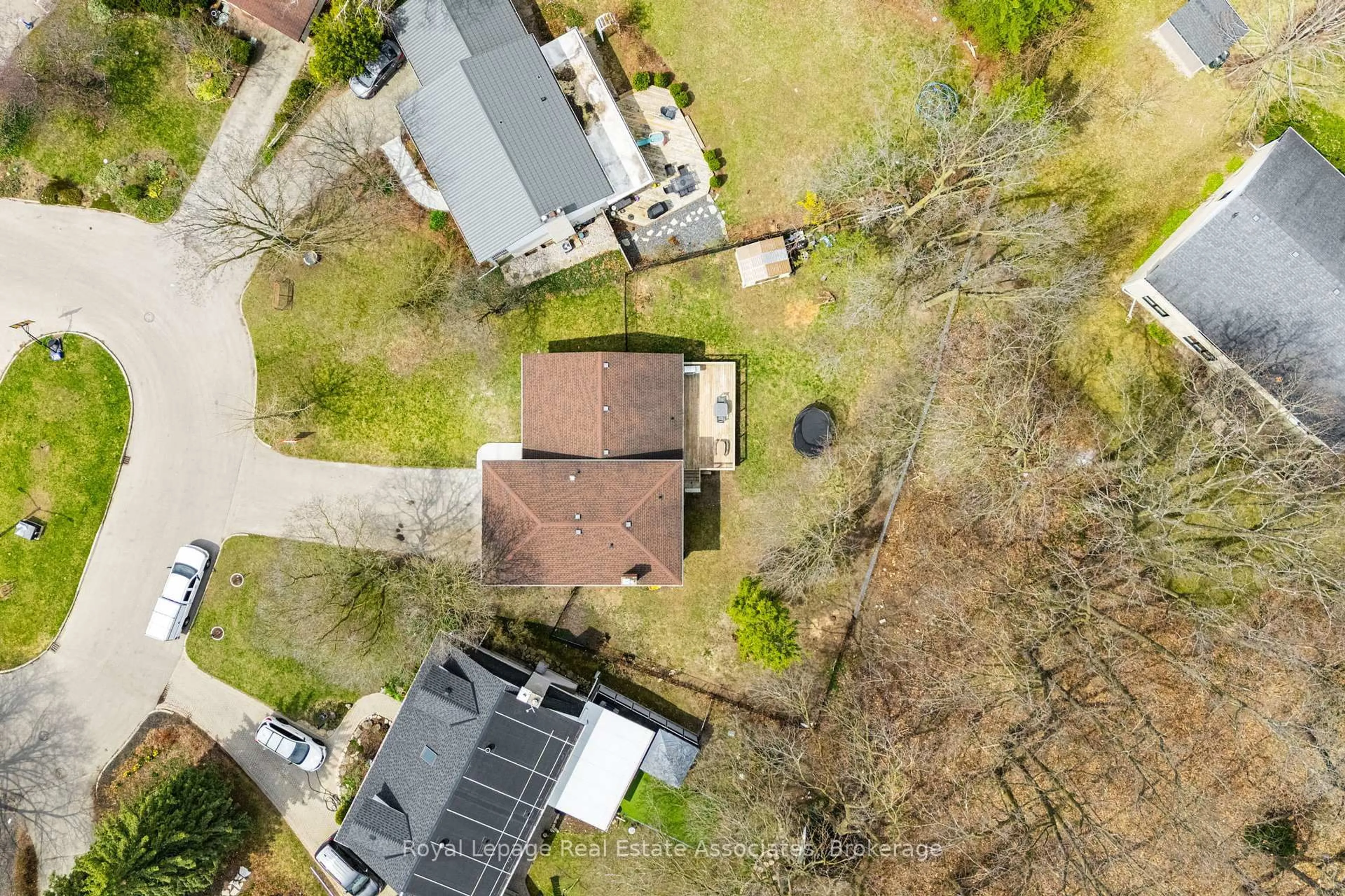 A pic from outside/outdoor area/front of a property/back of a property/a pic from drone, street for 104 Cardinal Cres, Waterloo Ontario N2J 2E9