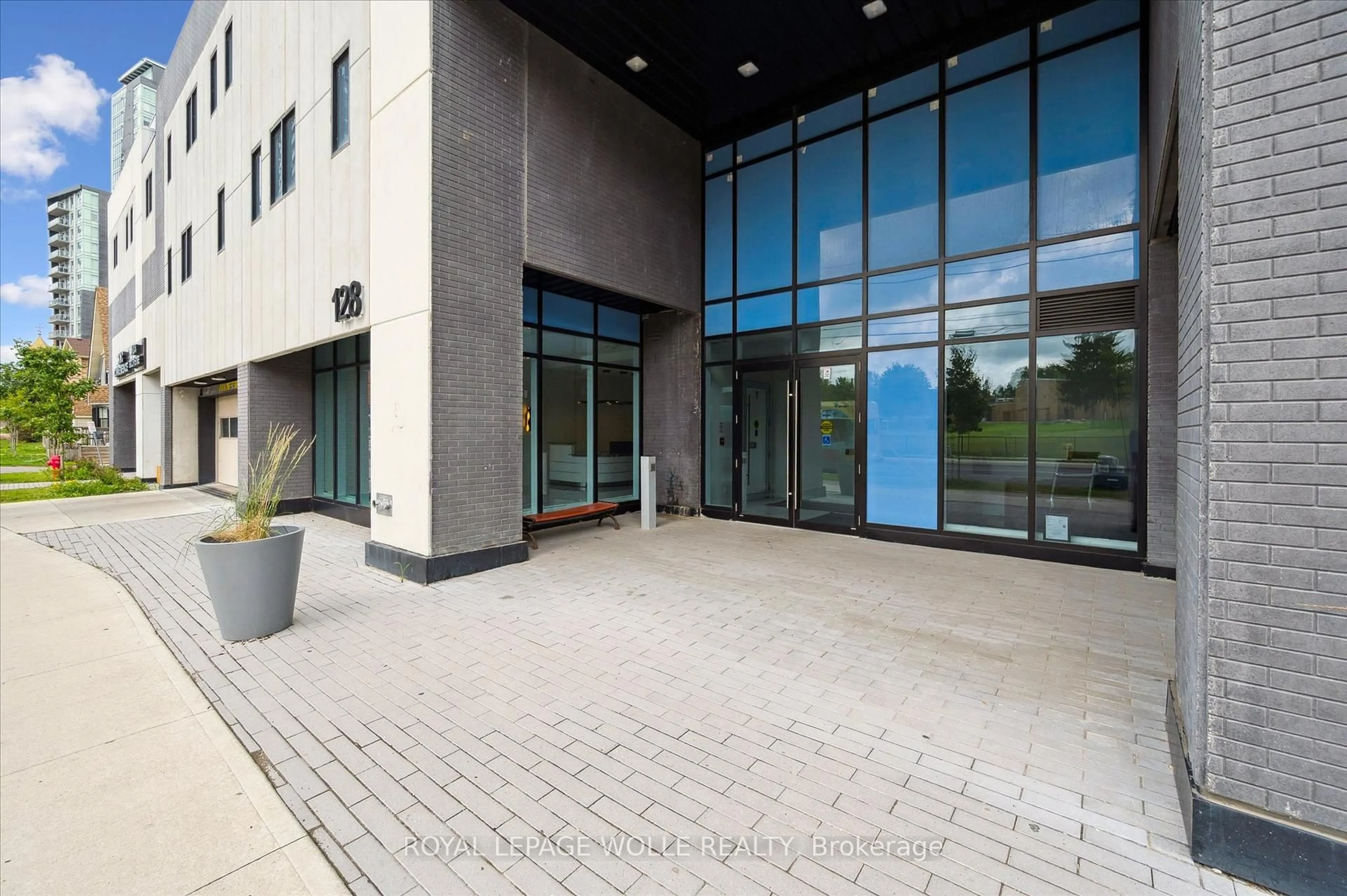 Indoor foyer for 128 KING St #804, Waterloo Ontario N2J 2X9