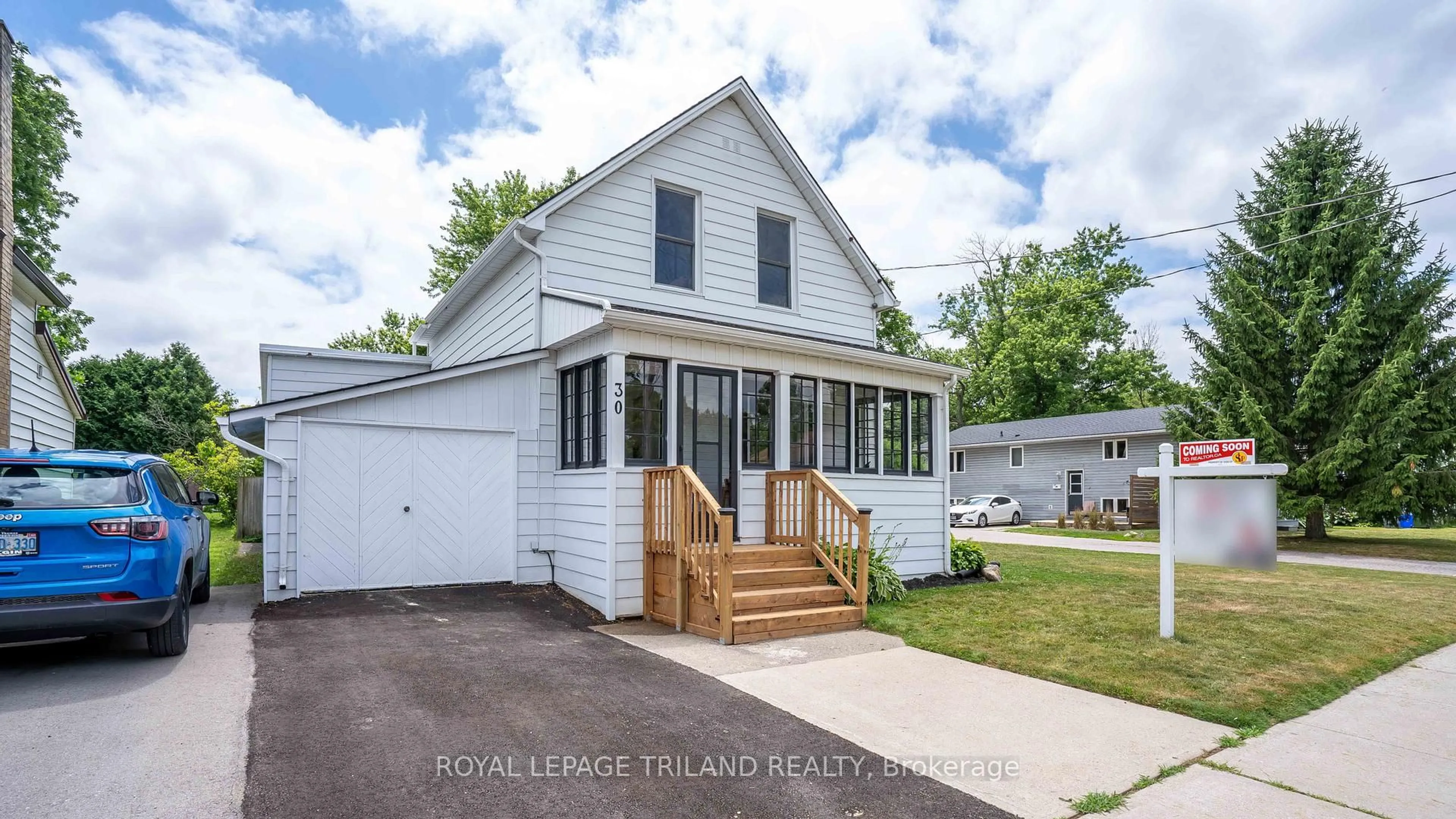 Home with vinyl exterior material, street for 30 CHESTER St, St. Thomas Ontario N5R 1V2