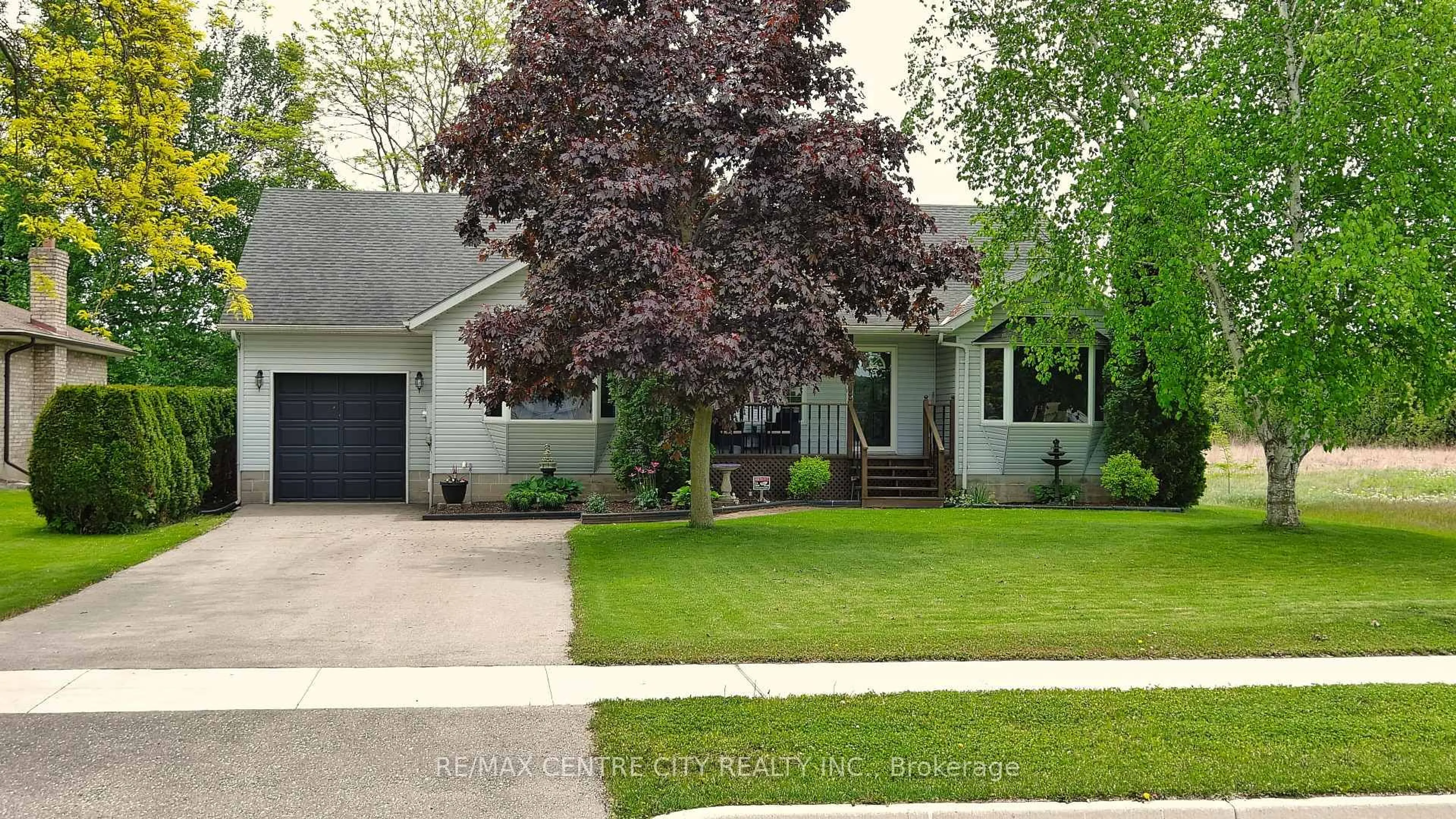 Home with vinyl exterior material, street for 212 Queen St, West Elgin Ontario N0L 2C0