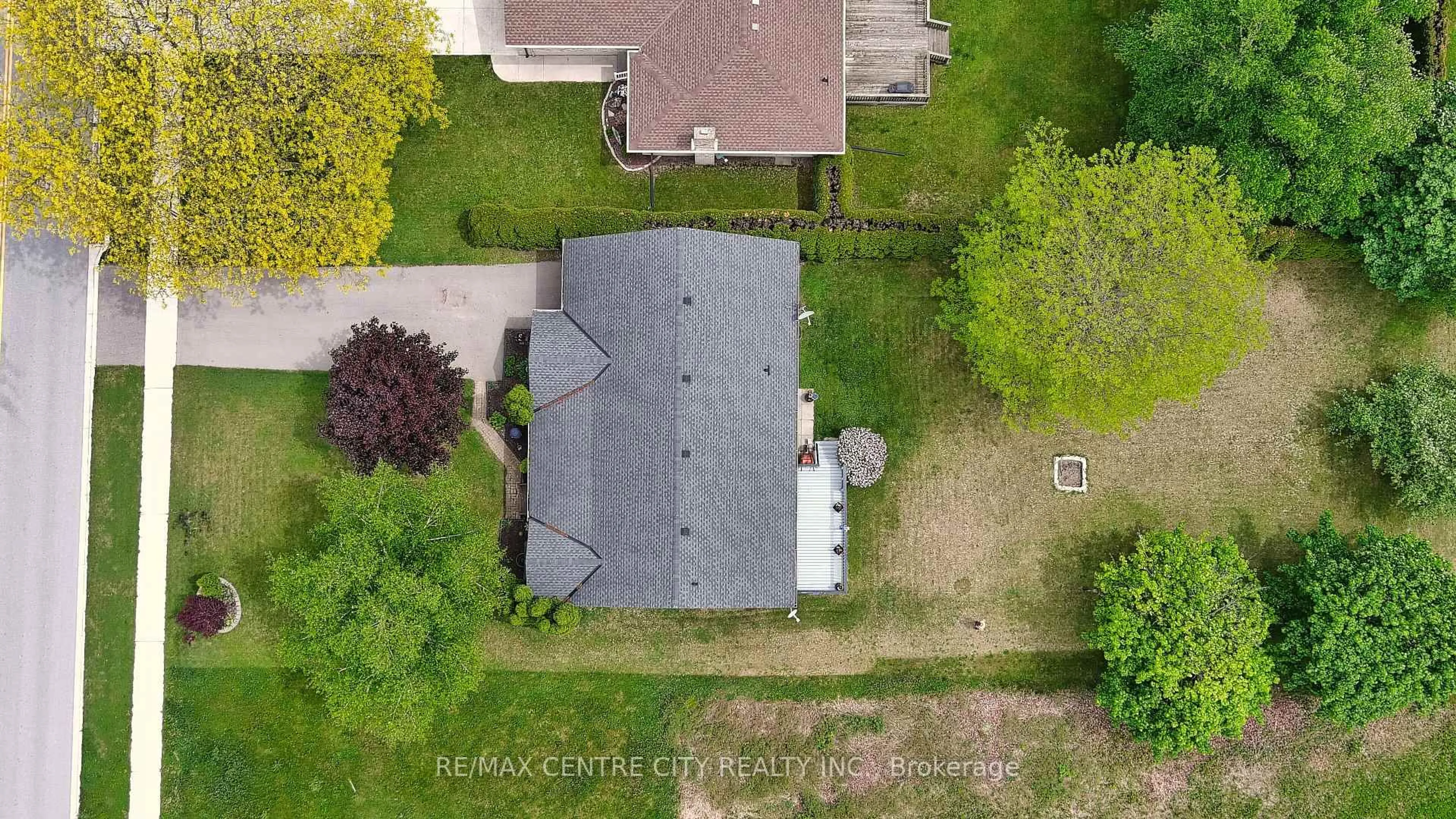 A pic from outside/outdoor area/front of a property/back of a property/a pic from drone, street for 212 Queen St, West Elgin Ontario N0L 2C0