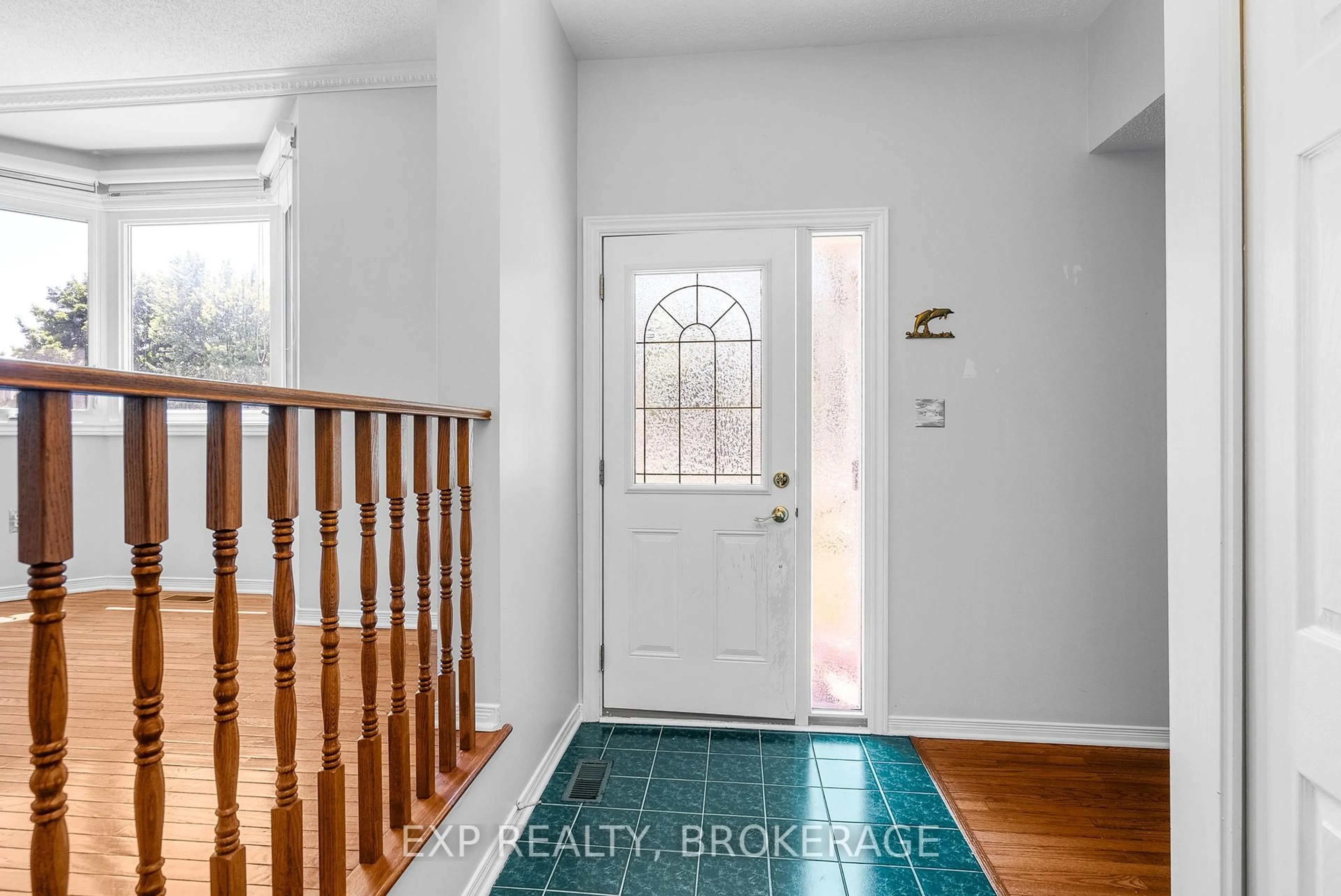Indoor entryway for 4294 Sunwood Cres, Ottawa Ontario K1J 1B8