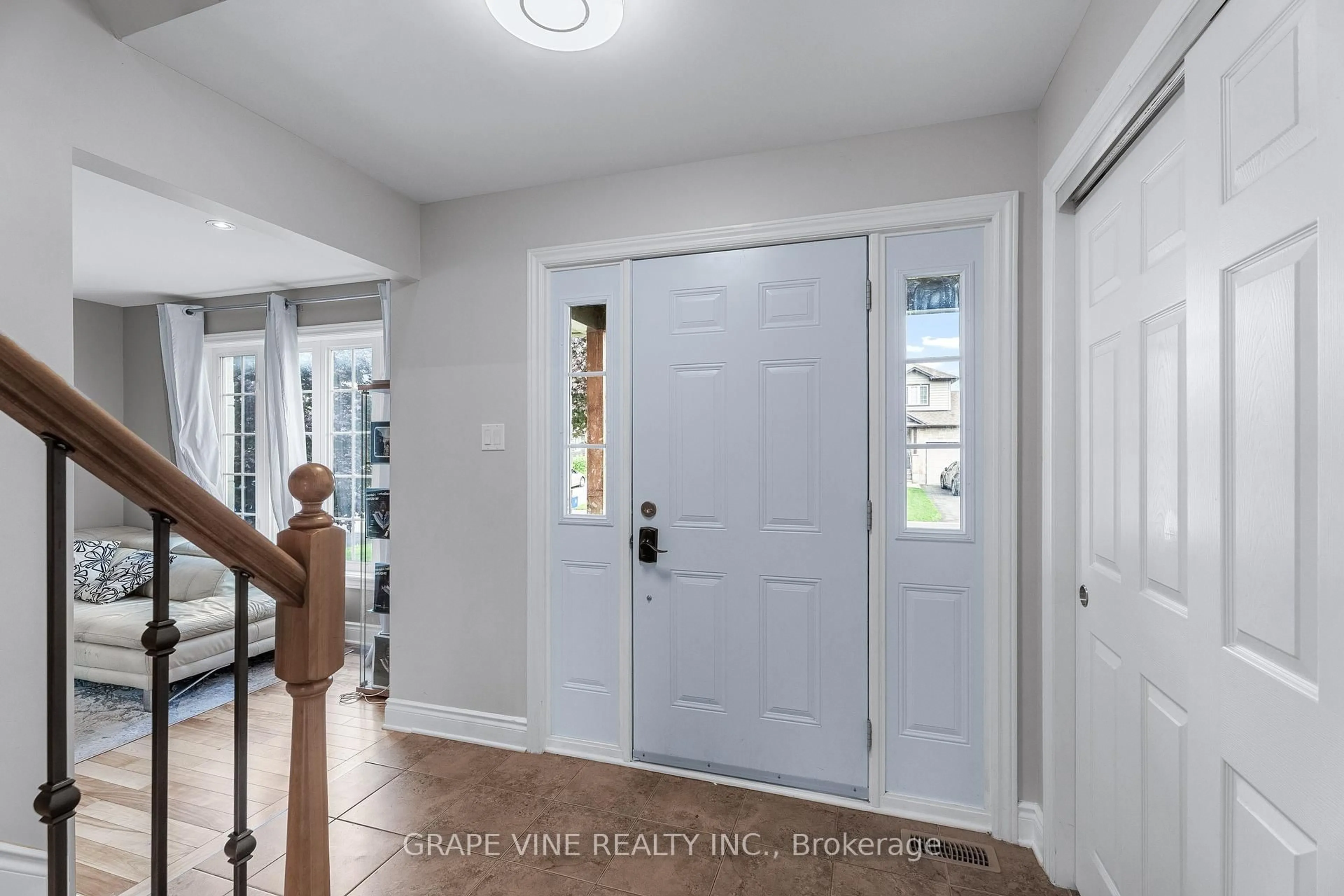 Indoor entryway for 84 Settlement Lane, Russell Ontario K4R 0A4