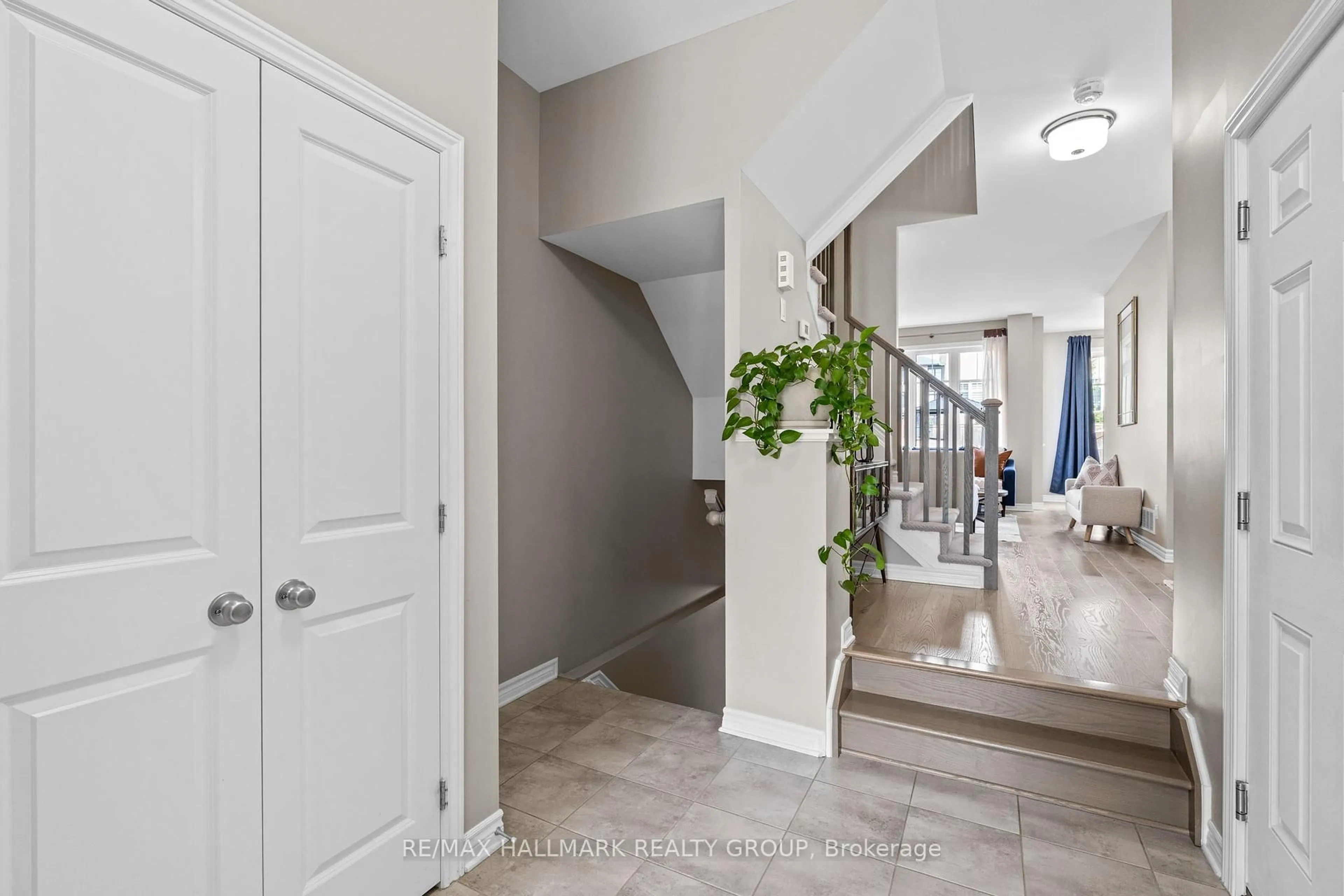 Indoor entryway for 364 Mishawashkode St, Orleans Ontario K4A 1E9