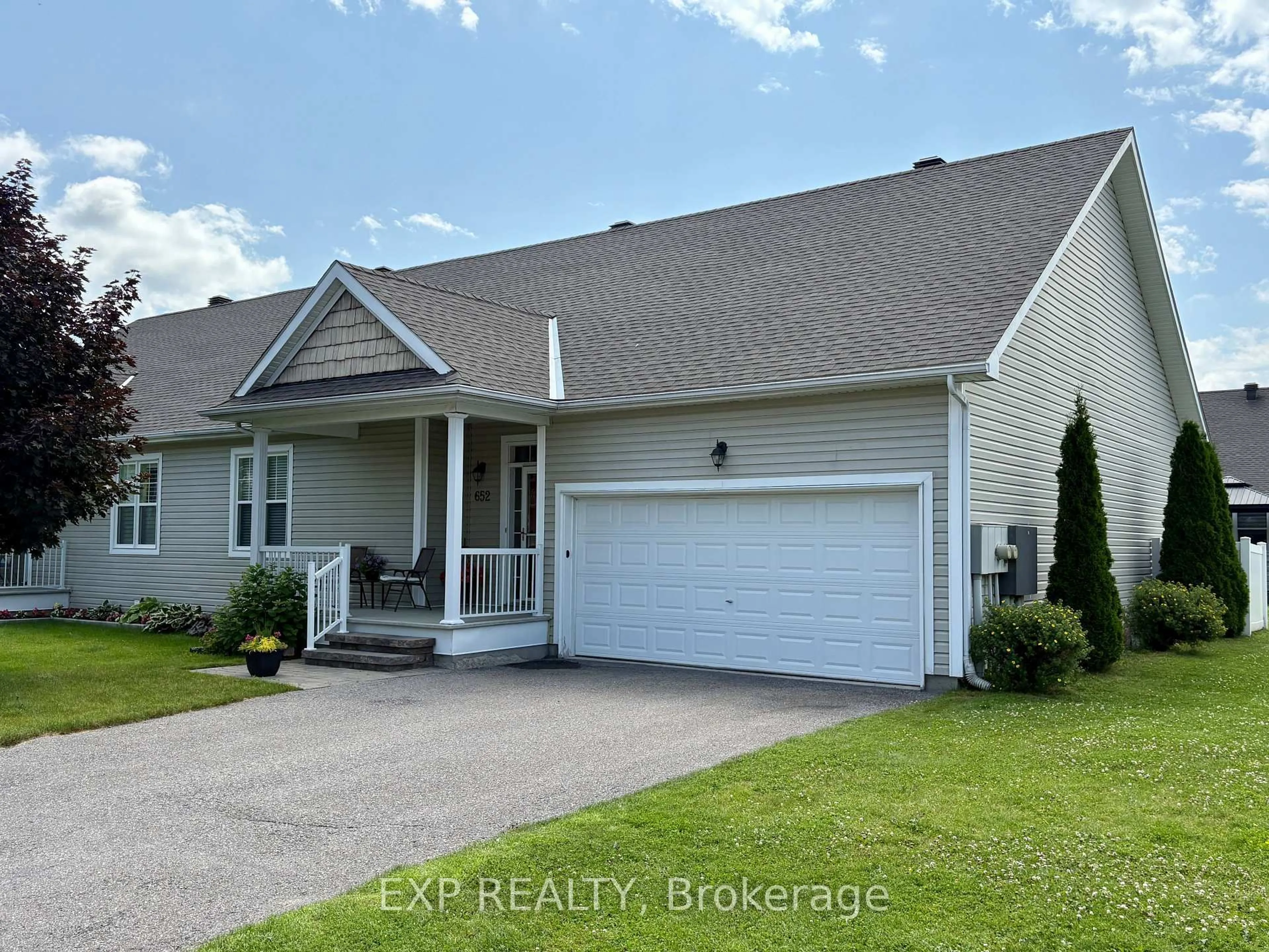 Home with vinyl exterior material, street for 652 COUNTRY TRAIL Private, Carlsbad Springs Ontario K0A 1K0