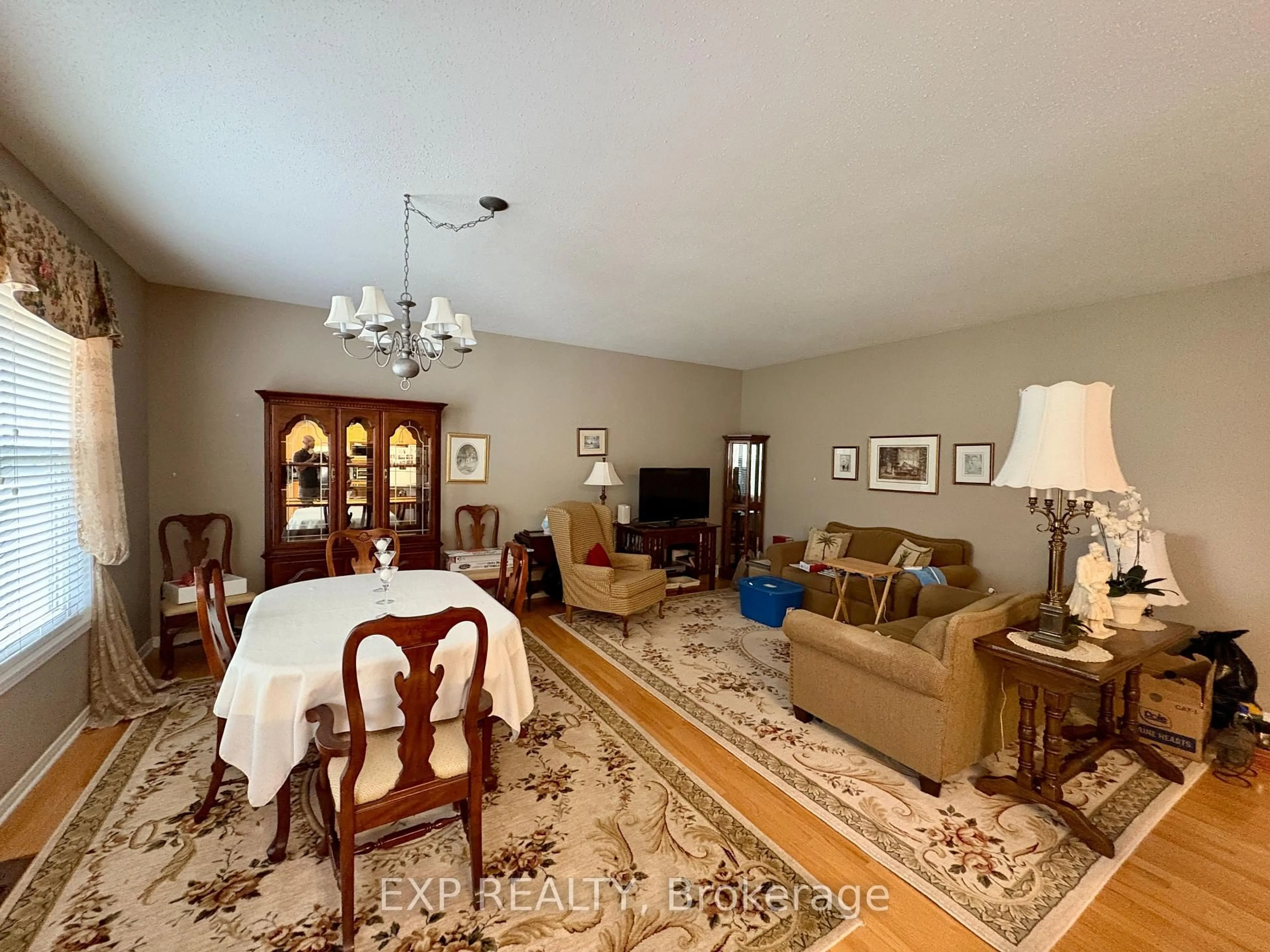 Living room with furniture, unknown for 652 COUNTRY TRAIL Private, Carlsbad Springs Ontario K0A 1K0