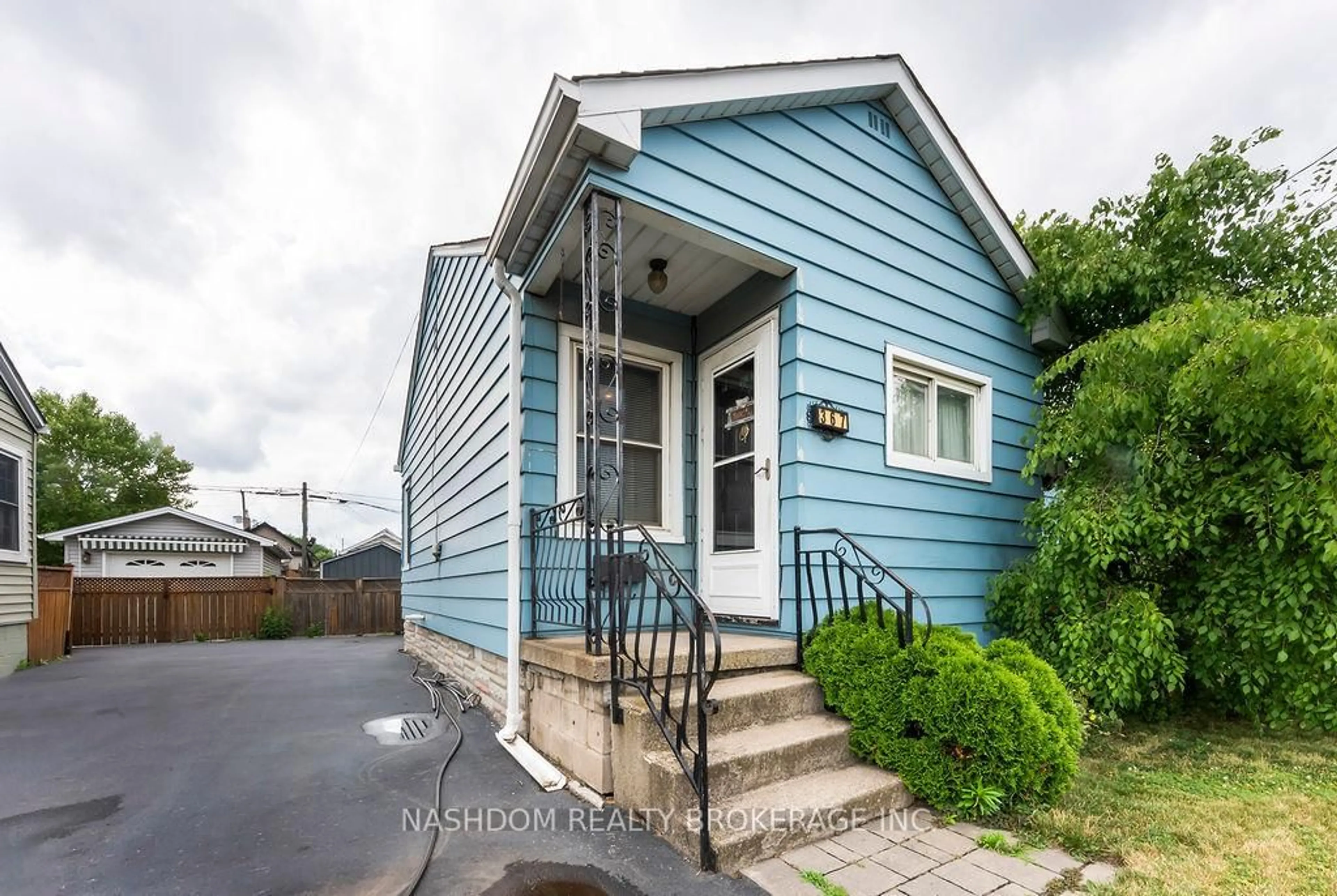 Home with vinyl exterior material, street for 367 Strathearne Ave, Hamilton Ontario L8H 5L2