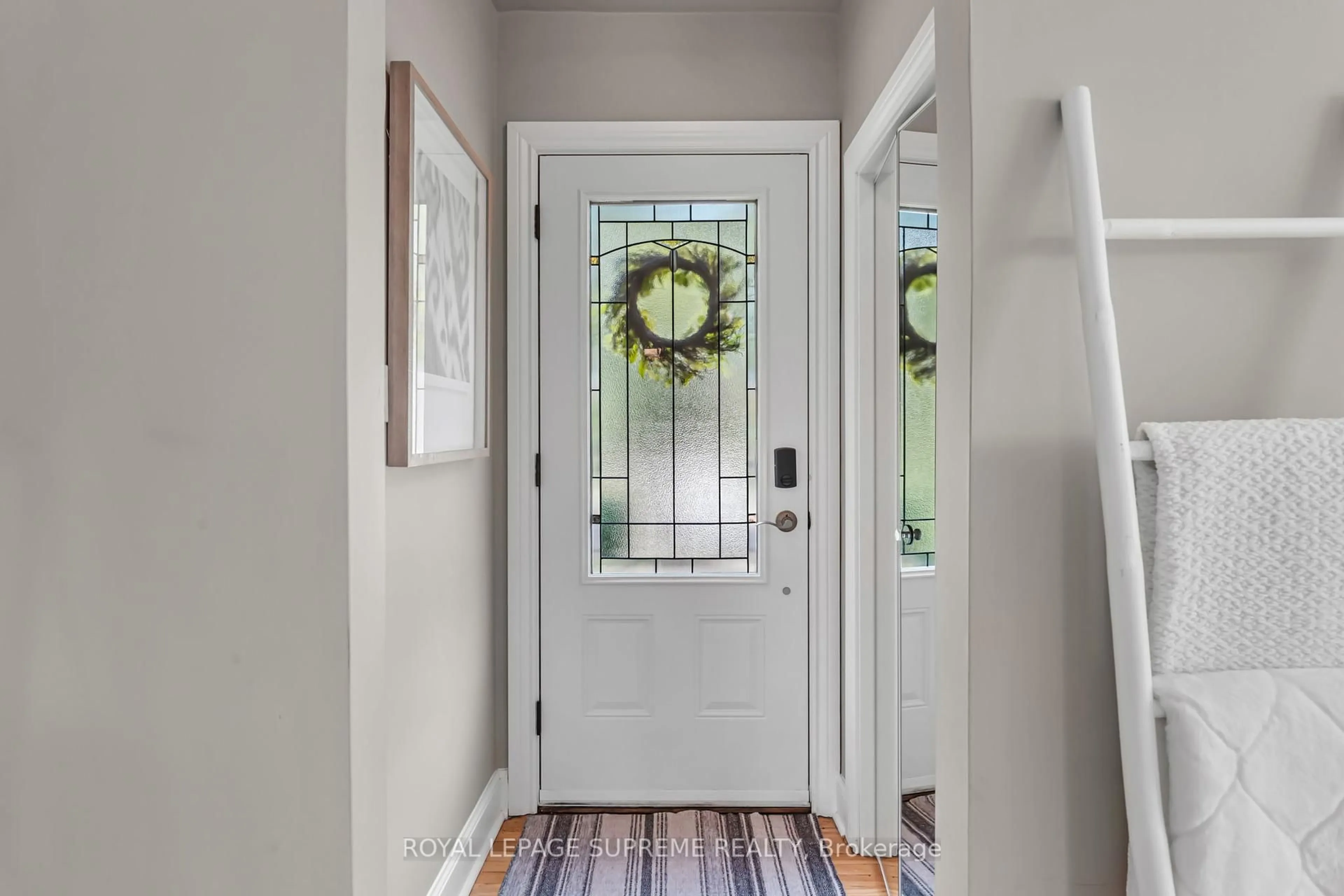 Indoor entryway for 30 Cameron Rd, St. Catharines Ontario L2P 3E2