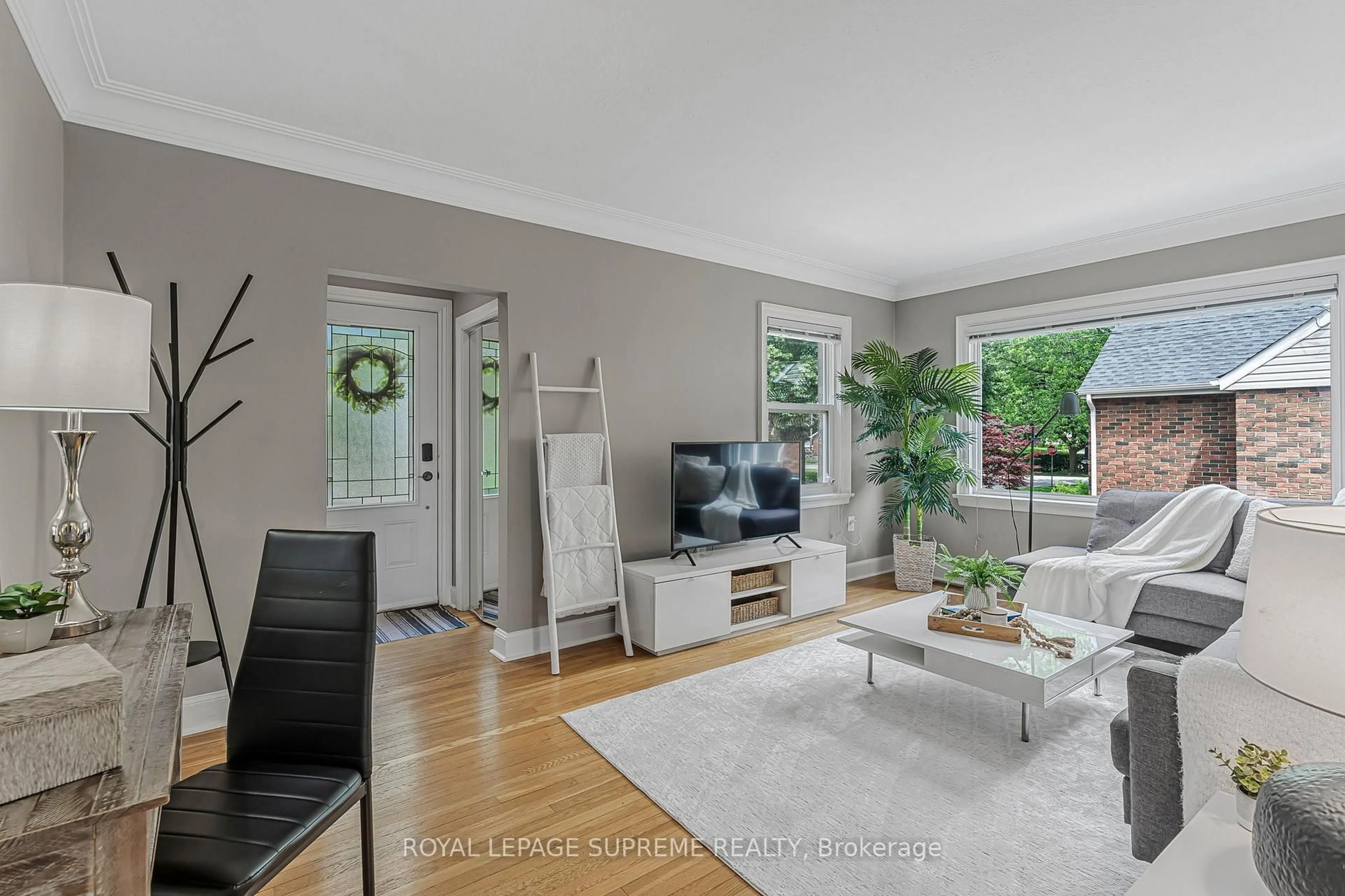 Living room with furniture, unknown for 30 Cameron Rd, St. Catharines Ontario L2P 3E2