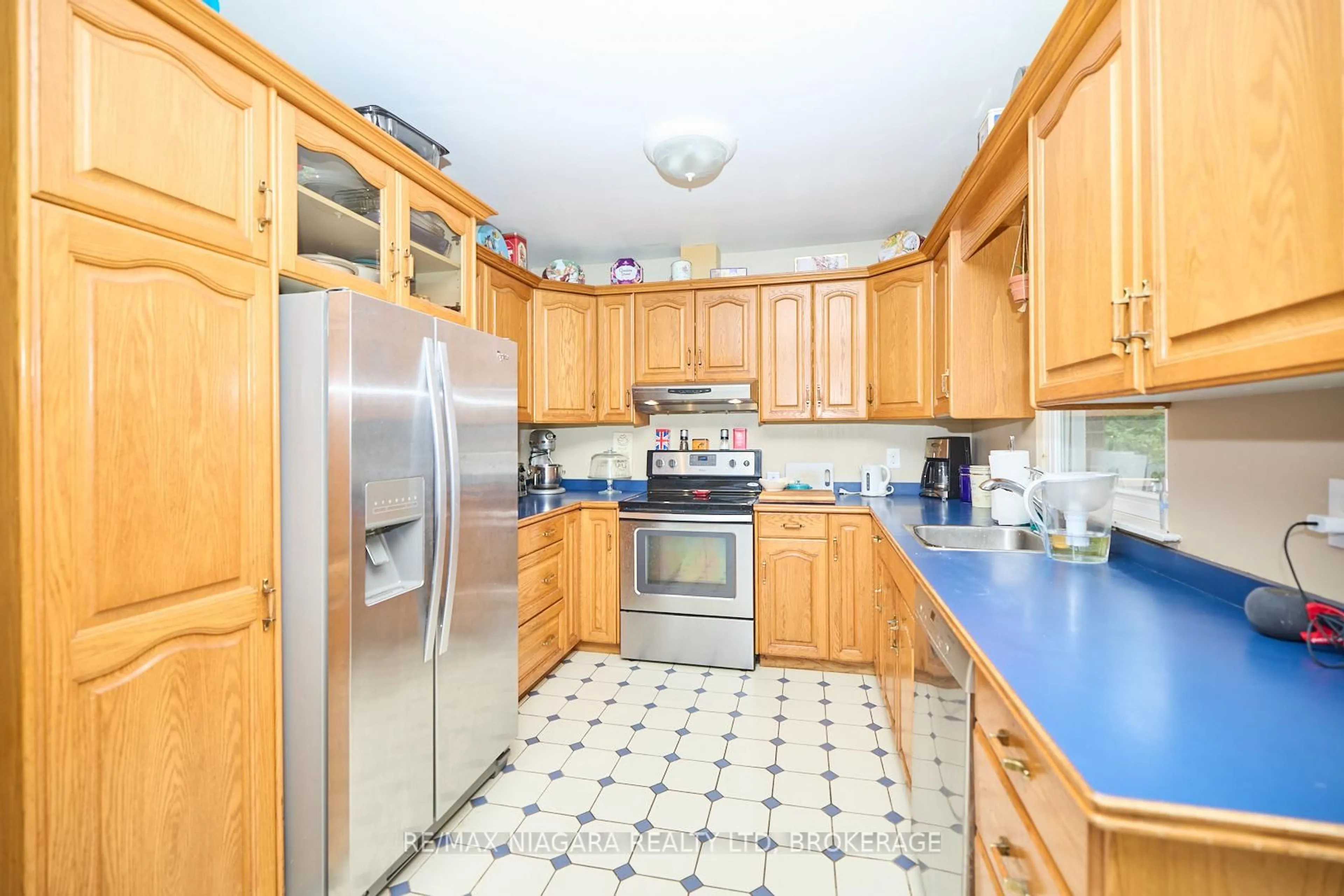 Standard kitchen, ceramic/tile floor for 6100 Sidney St, Niagara Falls Ontario L2E 3A1