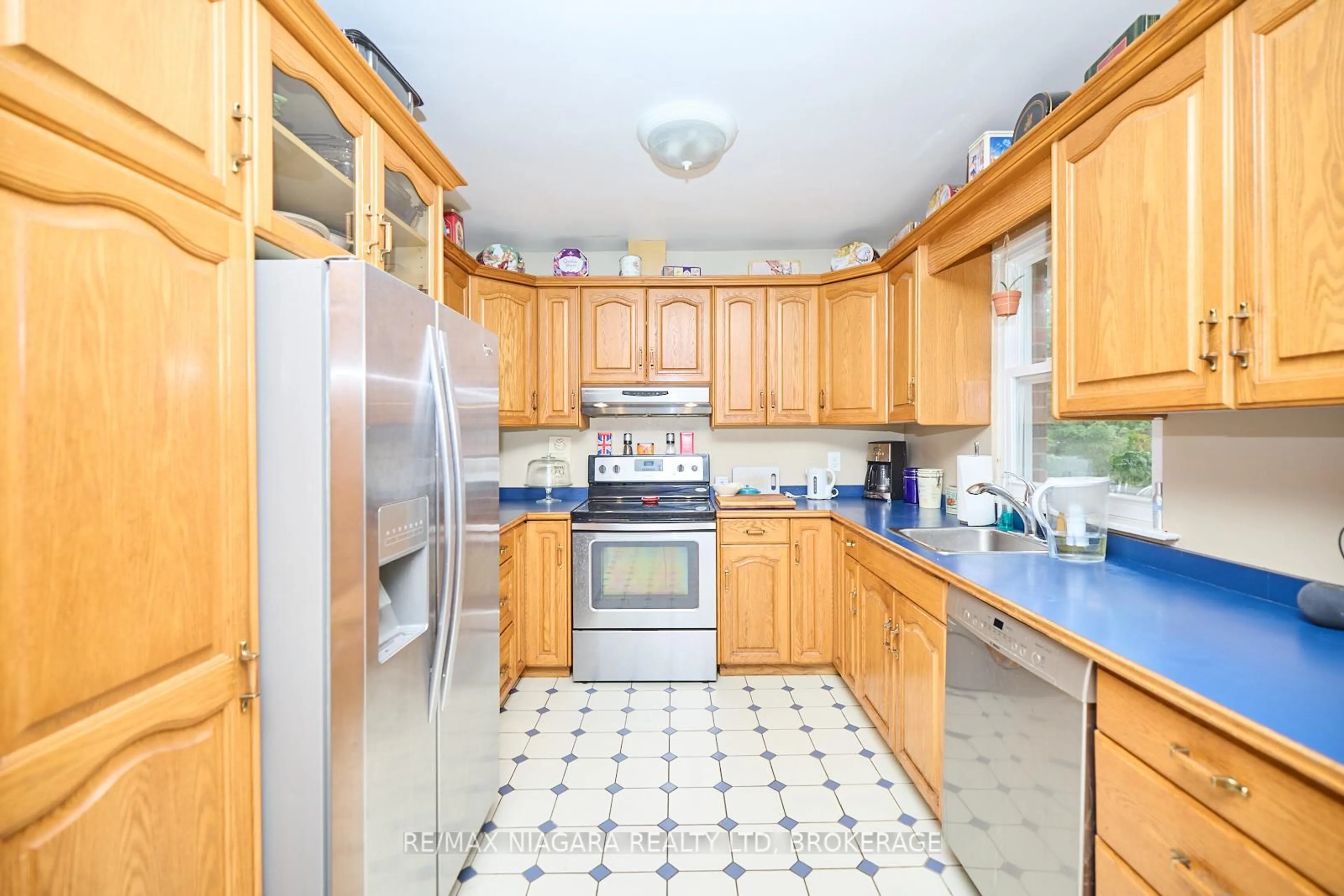 Standard kitchen, ceramic/tile floor for 6100 Sidney St, Niagara Falls Ontario L2E 3A1