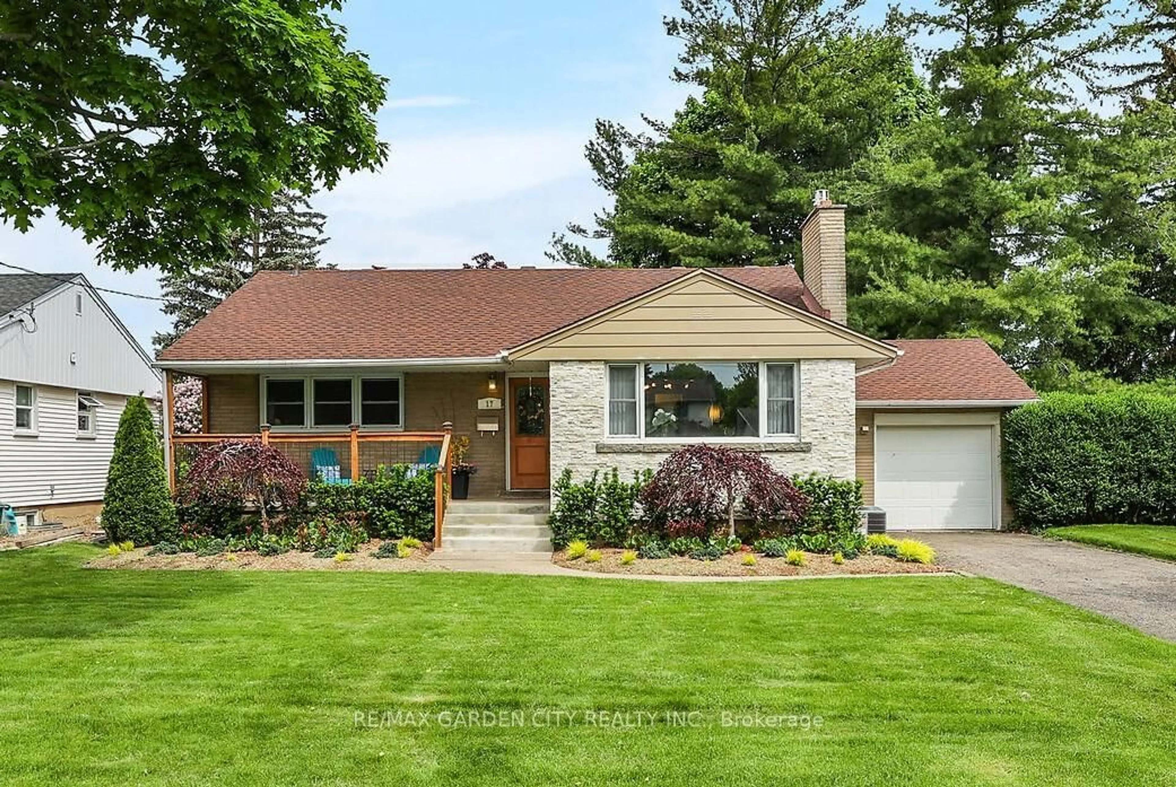 Home with brick exterior material, street for 17 Sunnyside Dr, St. Catharines Ontario L2M 1Z9