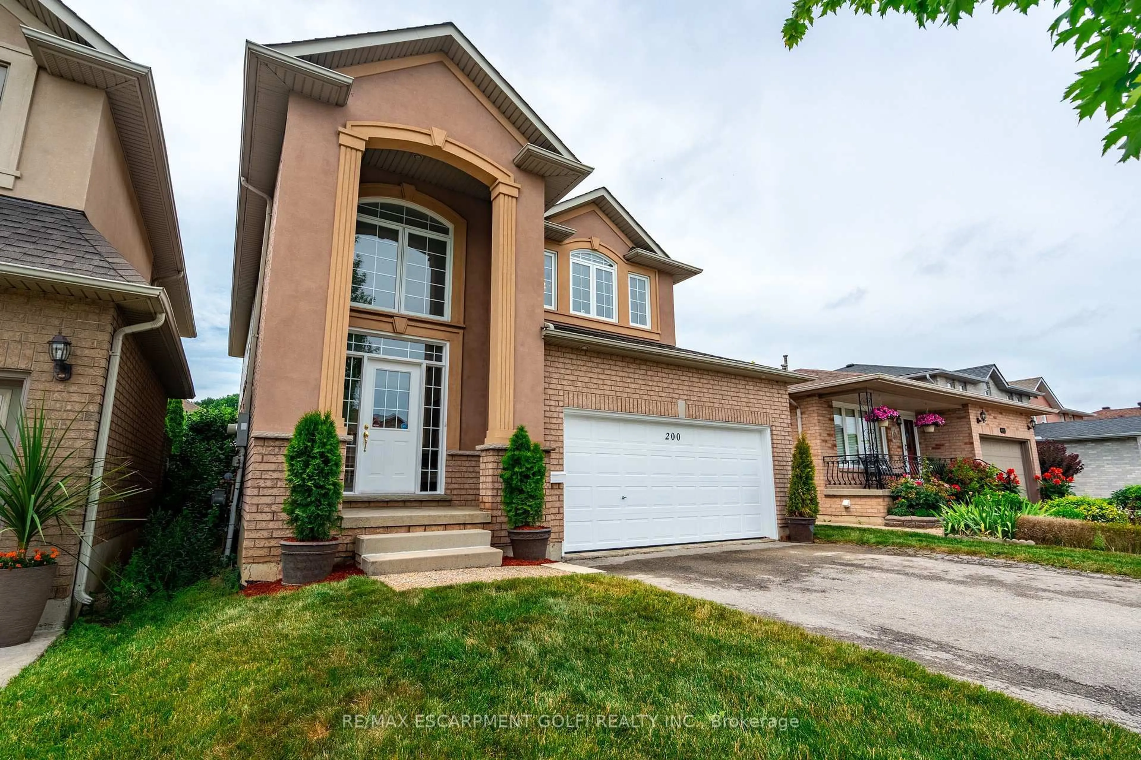Home with brick exterior material, street for 200 SIRENTE Dr, Hamilton Ontario L9A 5H1