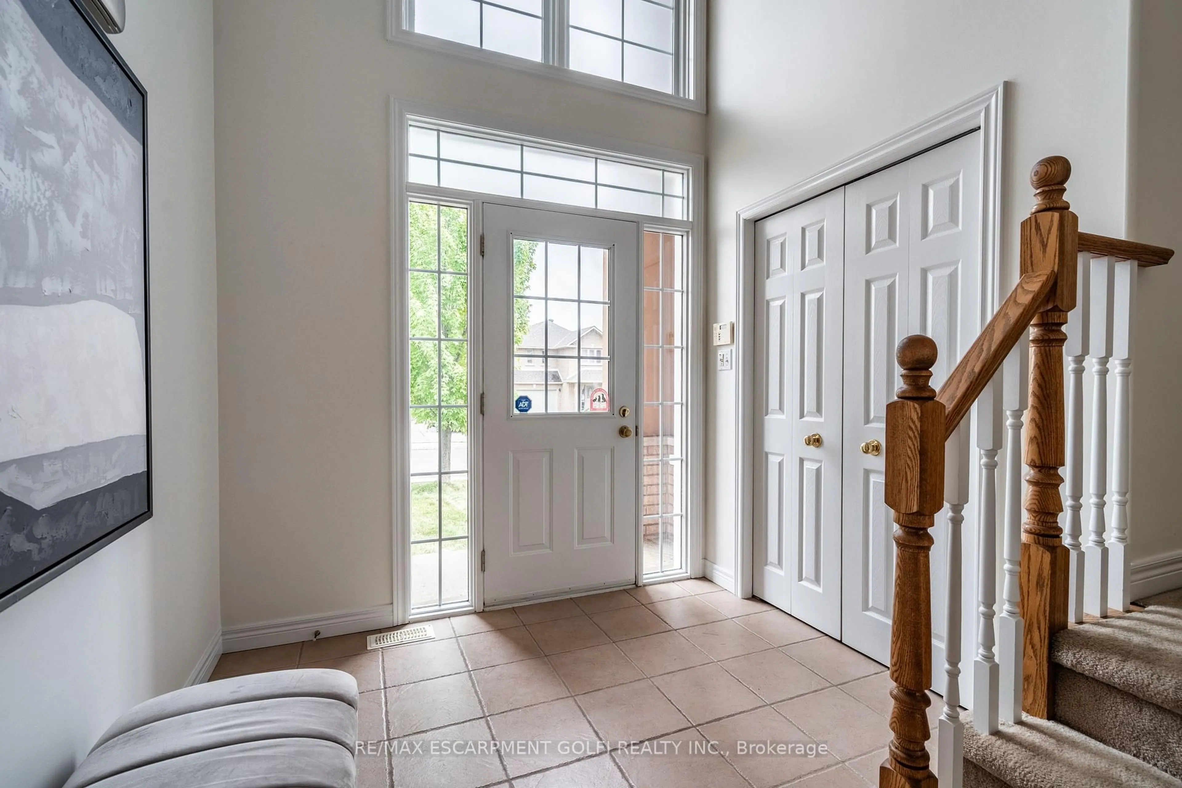 Indoor entryway for 200 SIRENTE Dr, Hamilton Ontario L9A 5H1