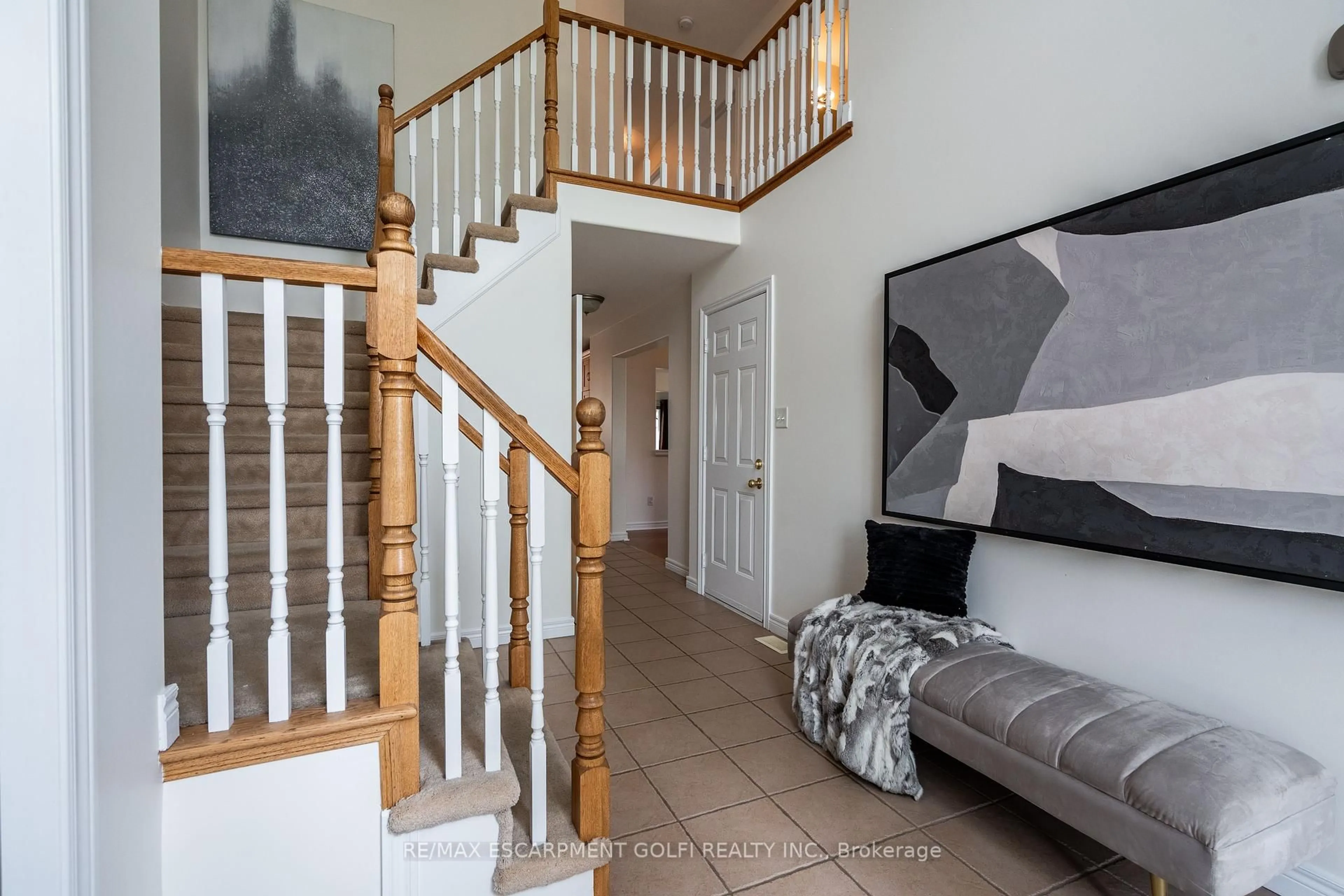 Indoor entryway for 200 SIRENTE Dr, Hamilton Ontario L9A 5H1