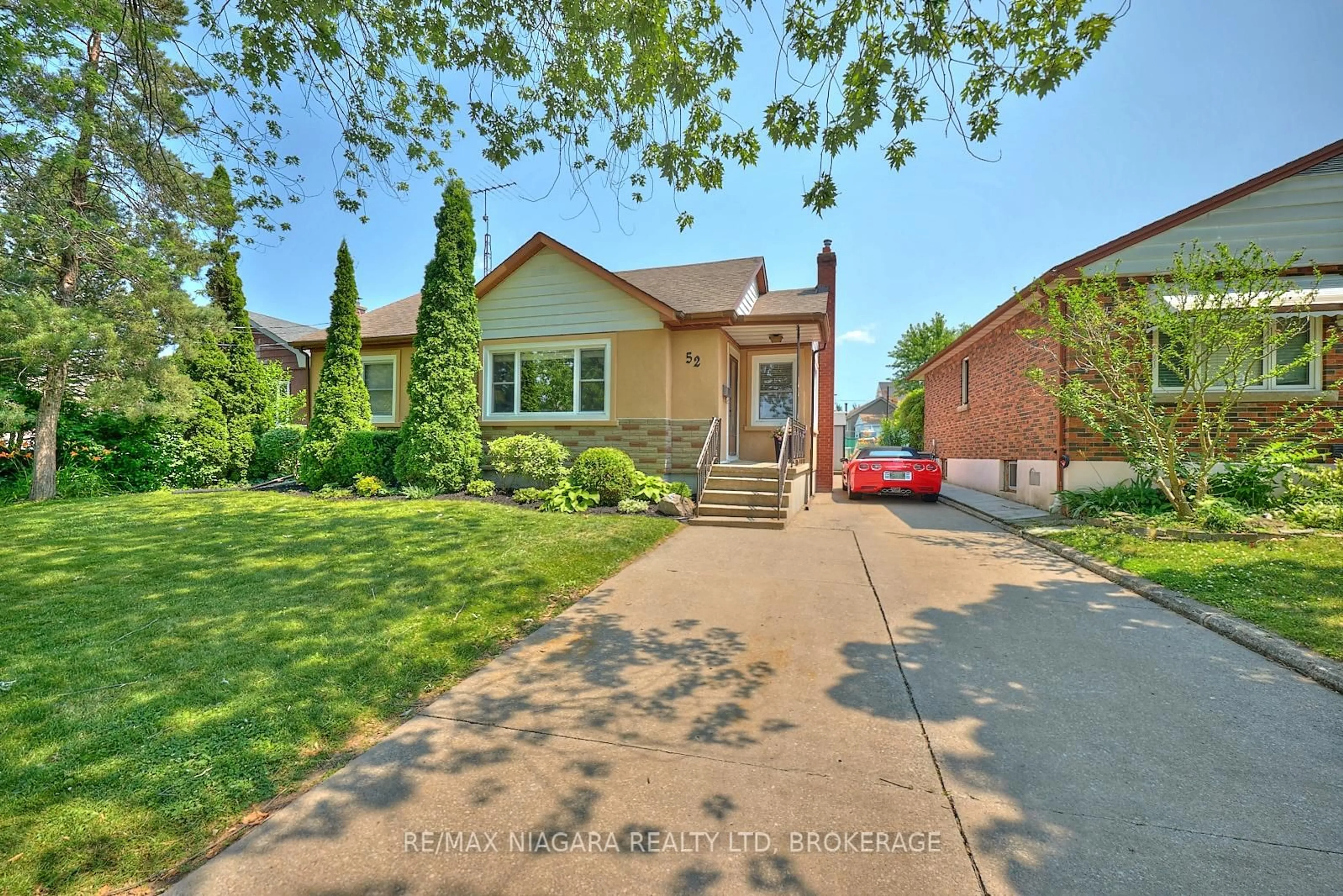 Home with brick exterior material, street for 52 Water St, Thorold Ontario L2V 2K6