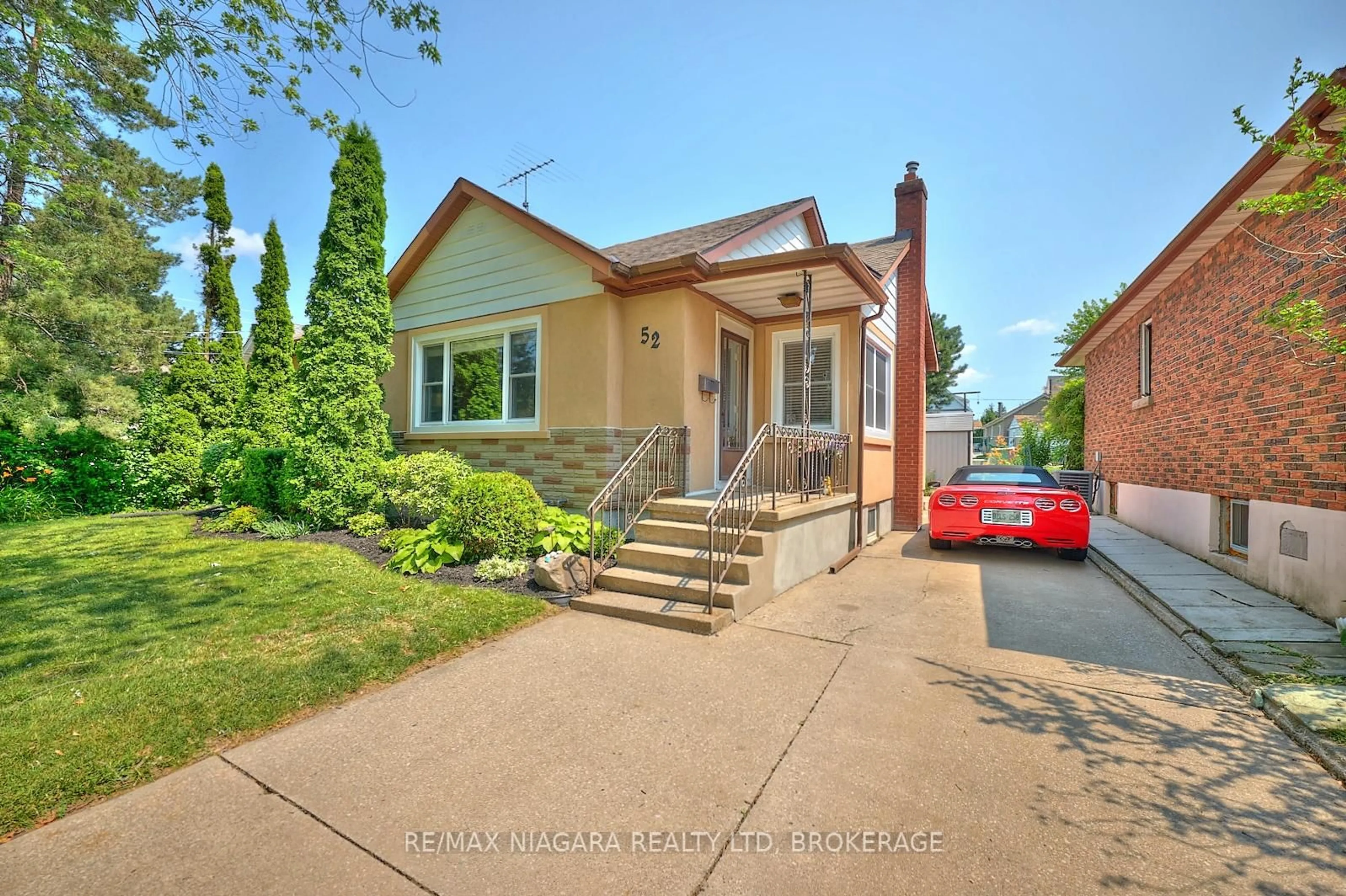 Home with brick exterior material, street for 52 Water St, Thorold Ontario L2V 2K6