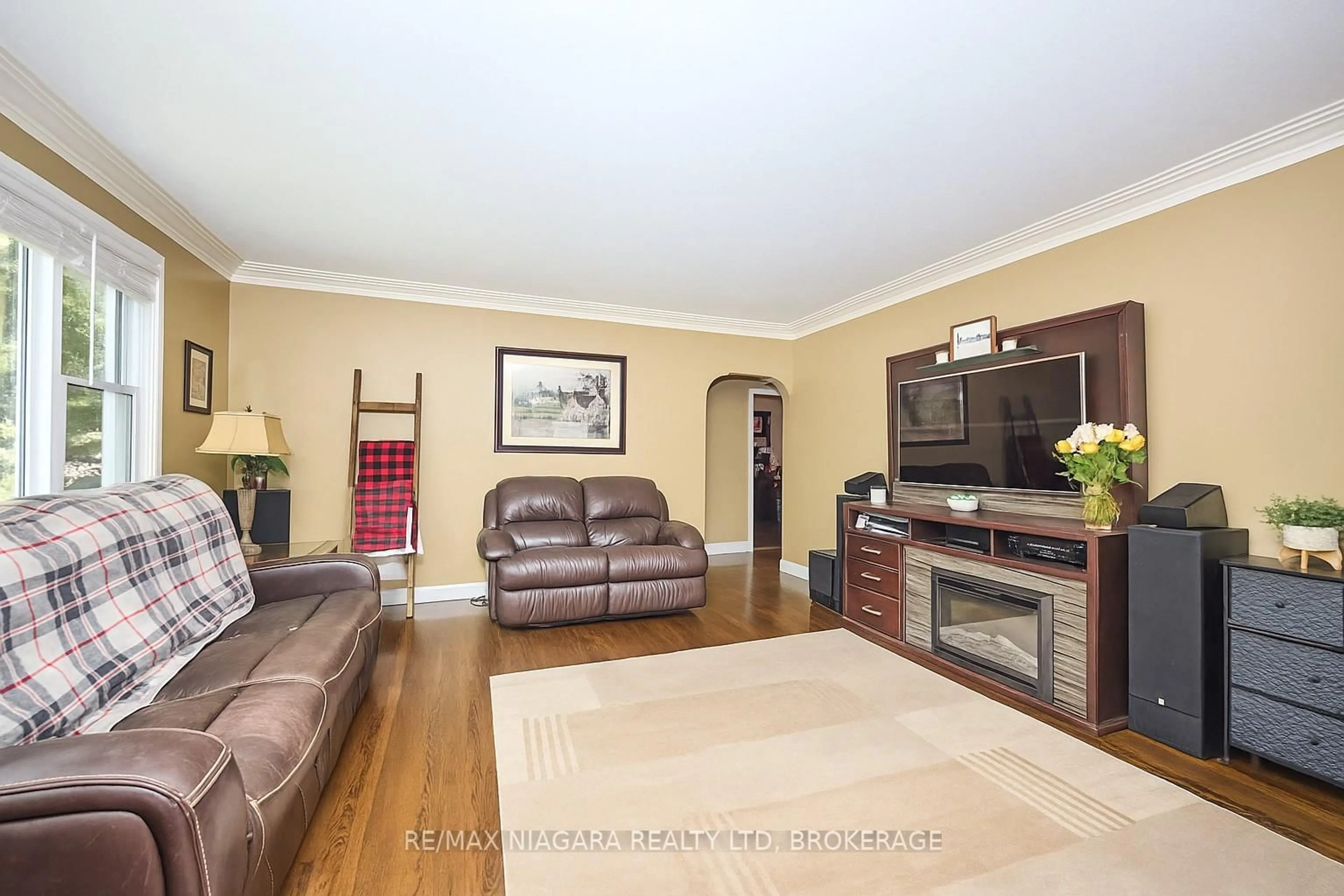 Living room with furniture, wood/laminate floor for 52 Water St, Thorold Ontario L2V 2K6