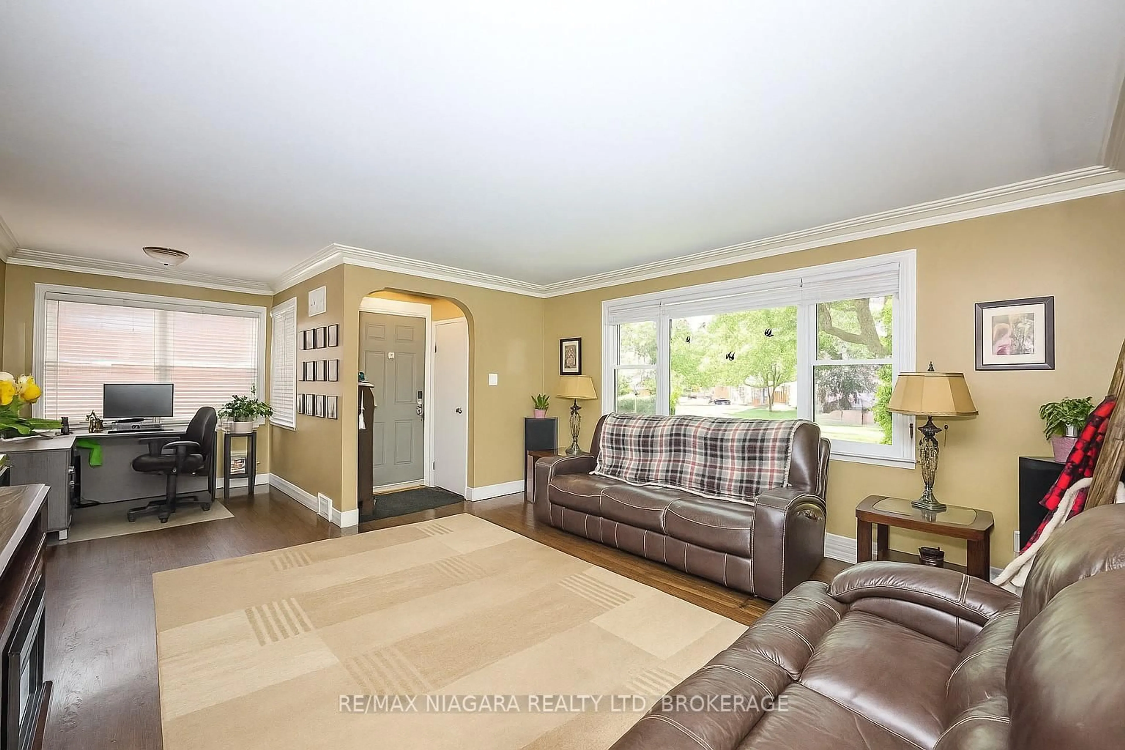 Living room with furniture, unknown for 52 Water St, Thorold Ontario L2V 2K6