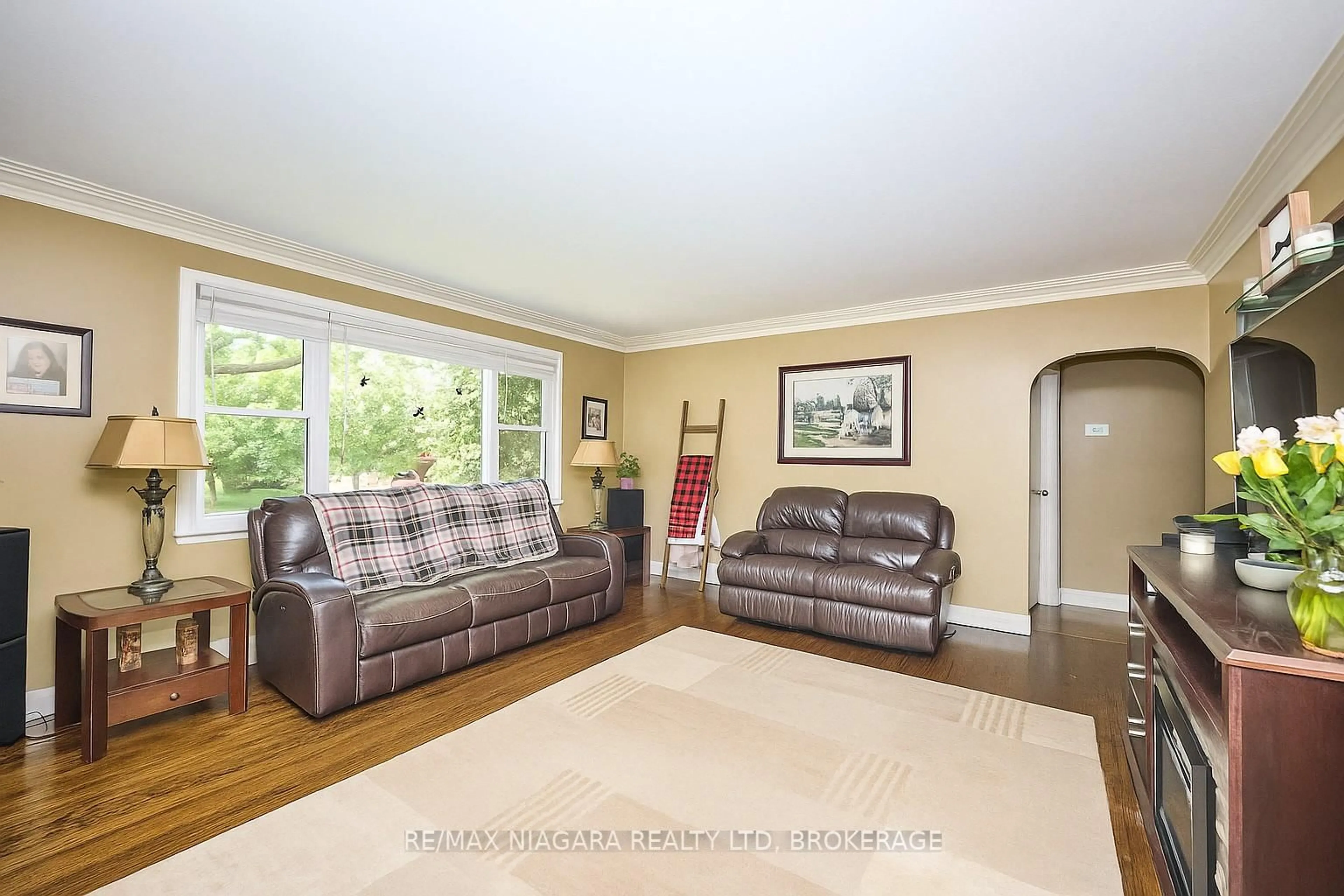 Living room with furniture, wood/laminate floor for 52 Water St, Thorold Ontario L2V 2K6
