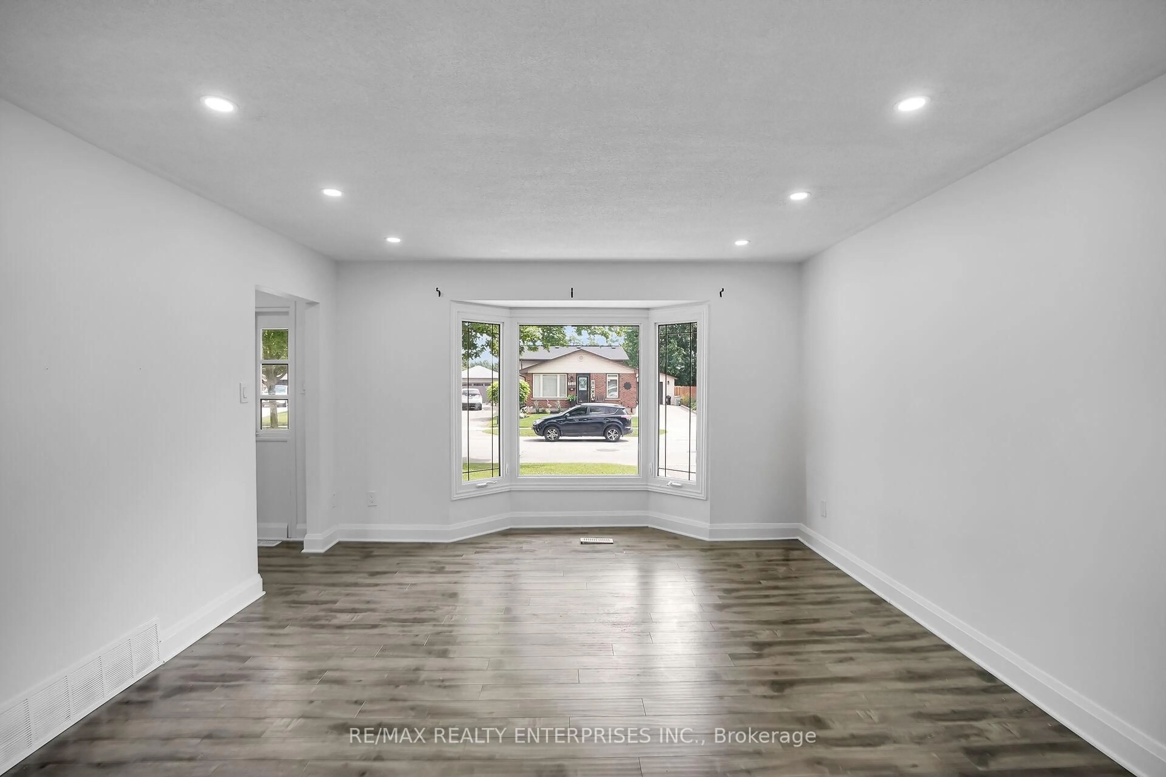 Indoor entryway for 105 FENNELL Cres, London South Ontario N6E 2E2