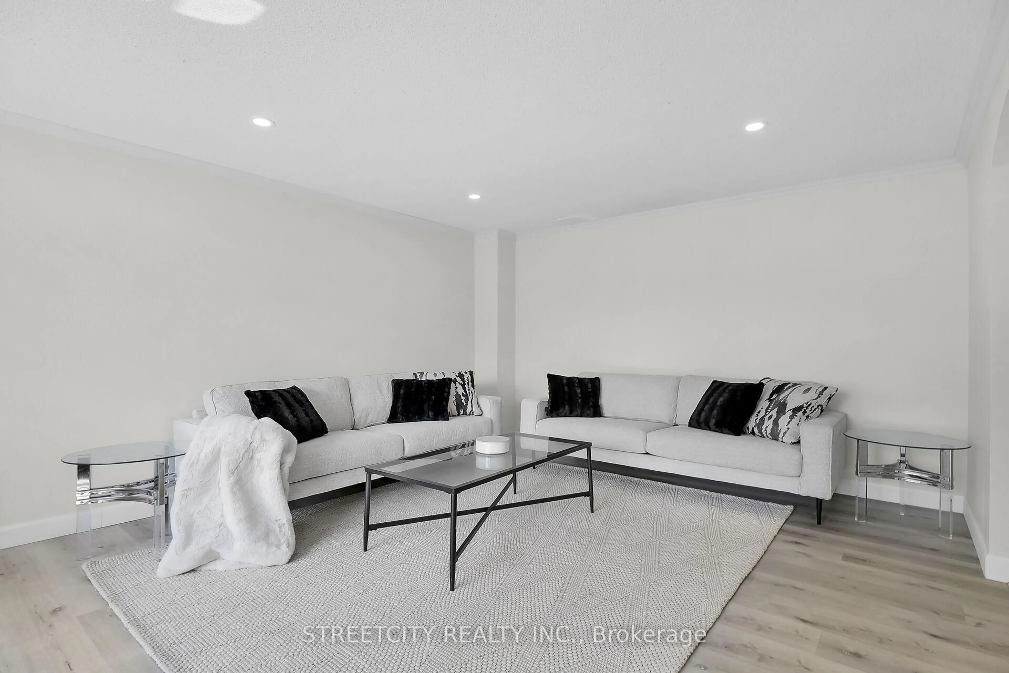 Living room with furniture, unknown for 402 Homestead Crt, London North Ontario N6G 2E9