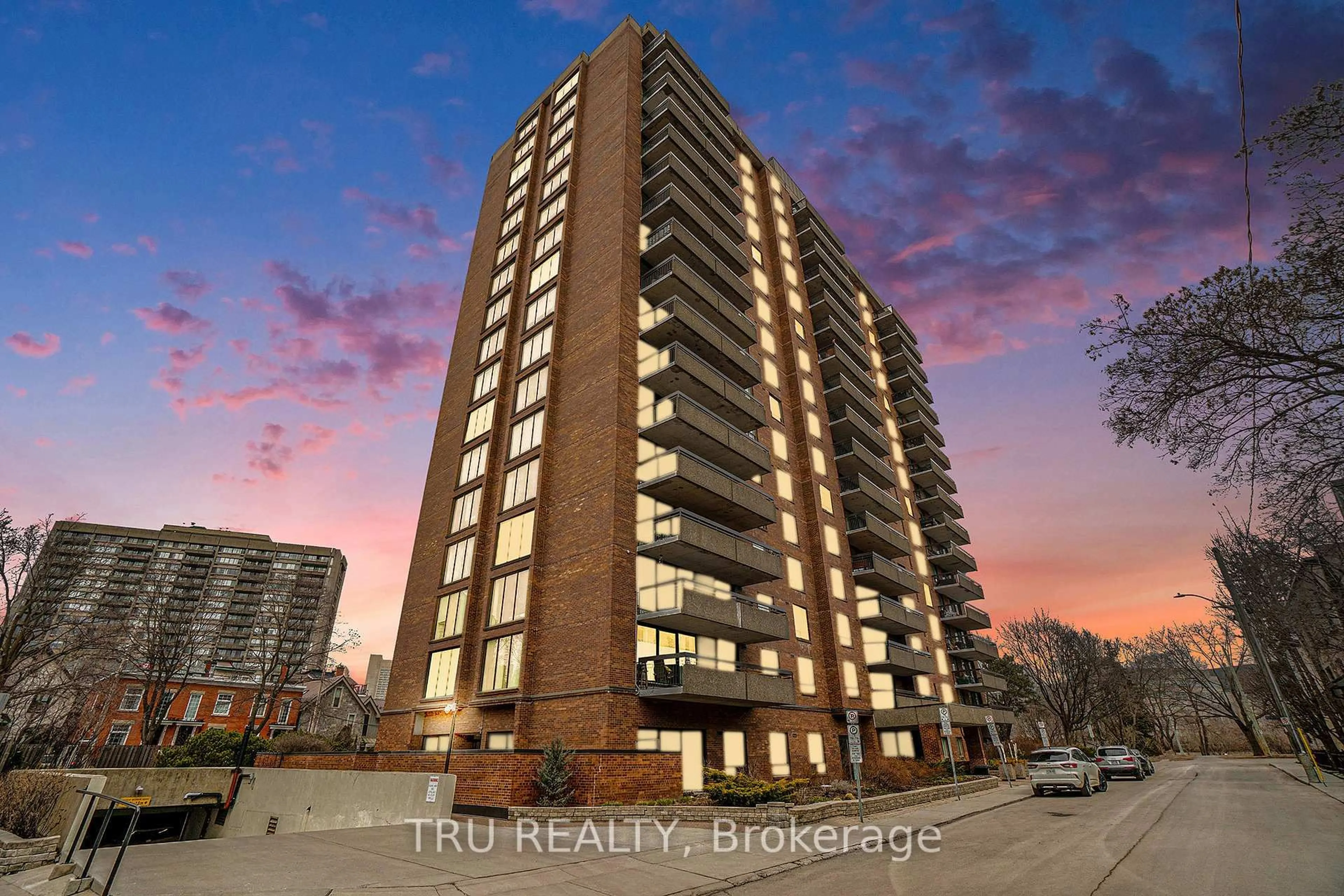 A pic from outside/outdoor area/front of a property/back of a property/a pic from drone, building for 20 The Driveway Dr #905, Ottawa Ontario K2P 1C8