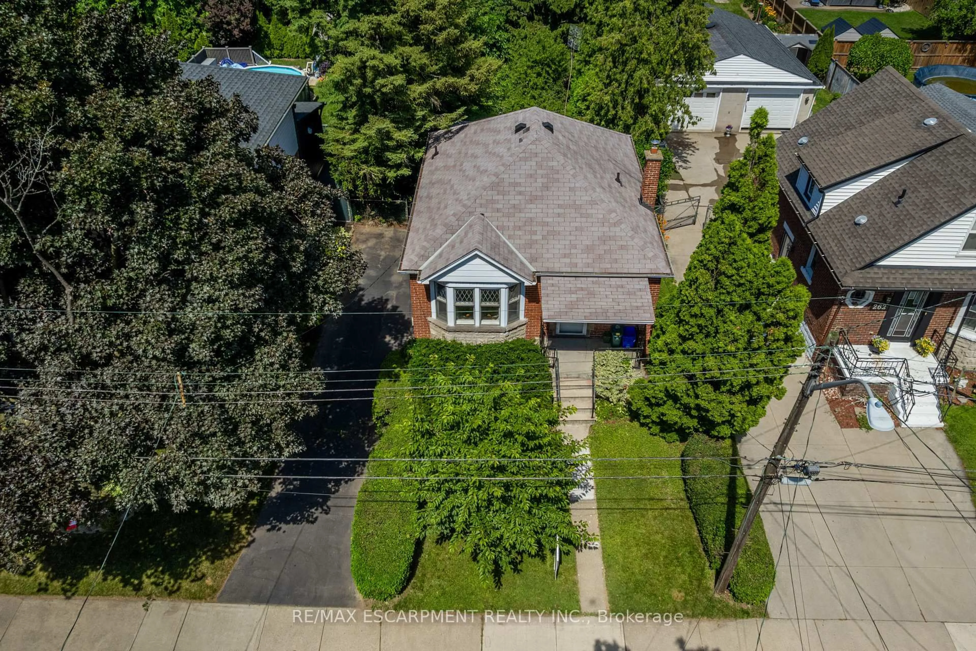 A pic from outside/outdoor area/front of a property/back of a property/a pic from drone, street for 266 EAST 17TH St, Hamilton Ontario L9A 4M7