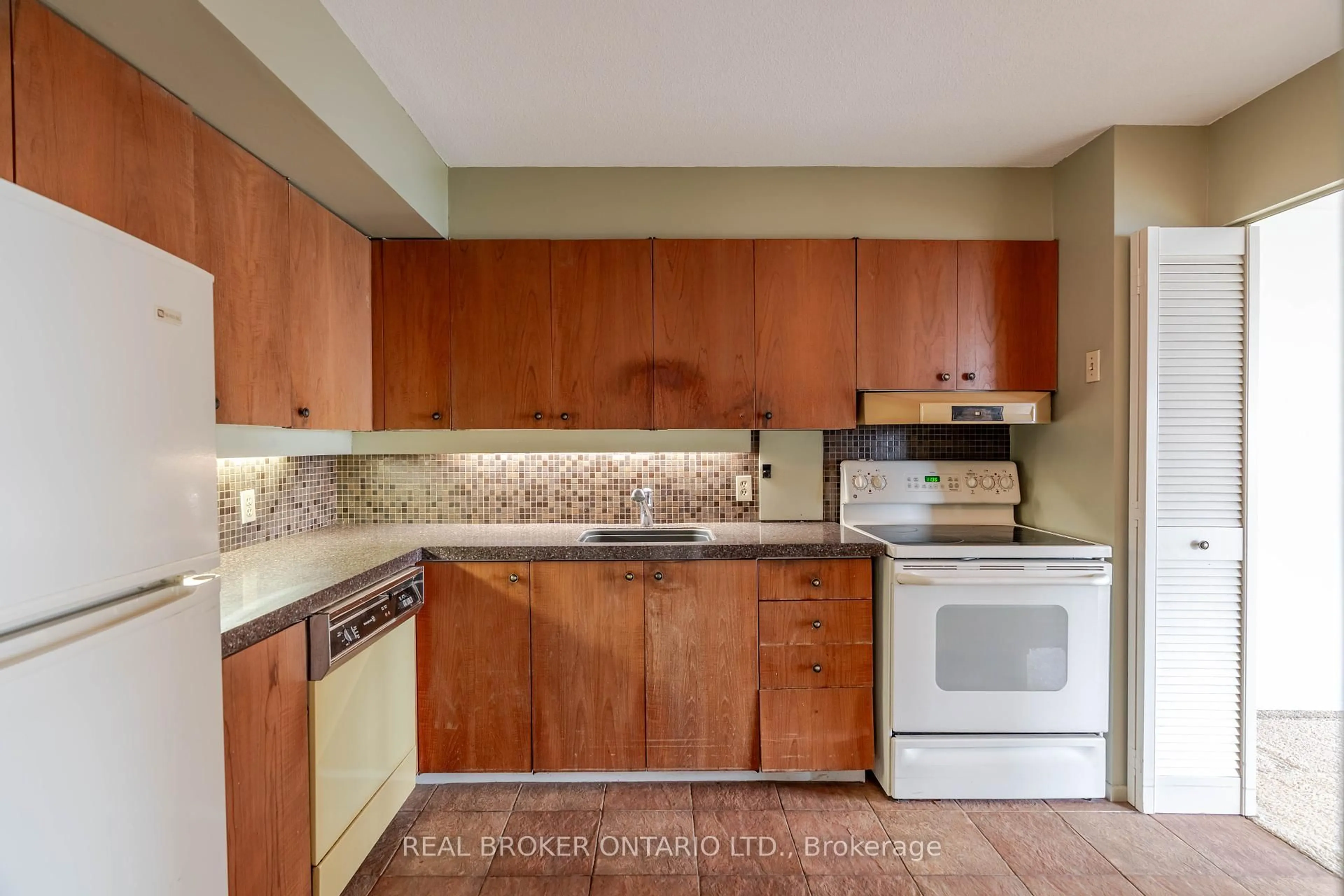 Standard kitchen, ceramic/tile floor for 151 Bay St #1402, Ottawa Ontario K1R 7T2