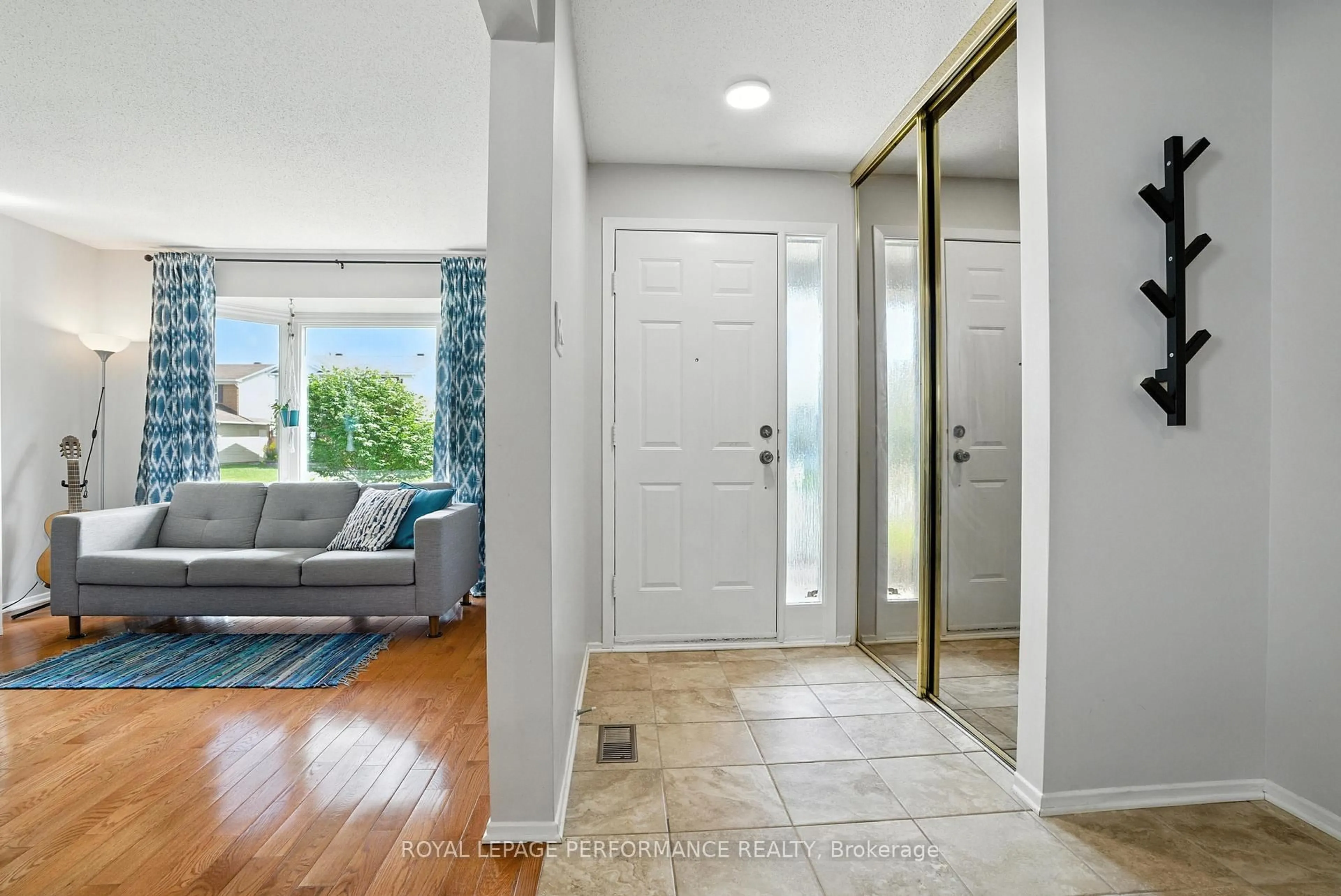 Indoor entryway for 1072 St Germain Cres, Ottawa Ontario K1C 2L8