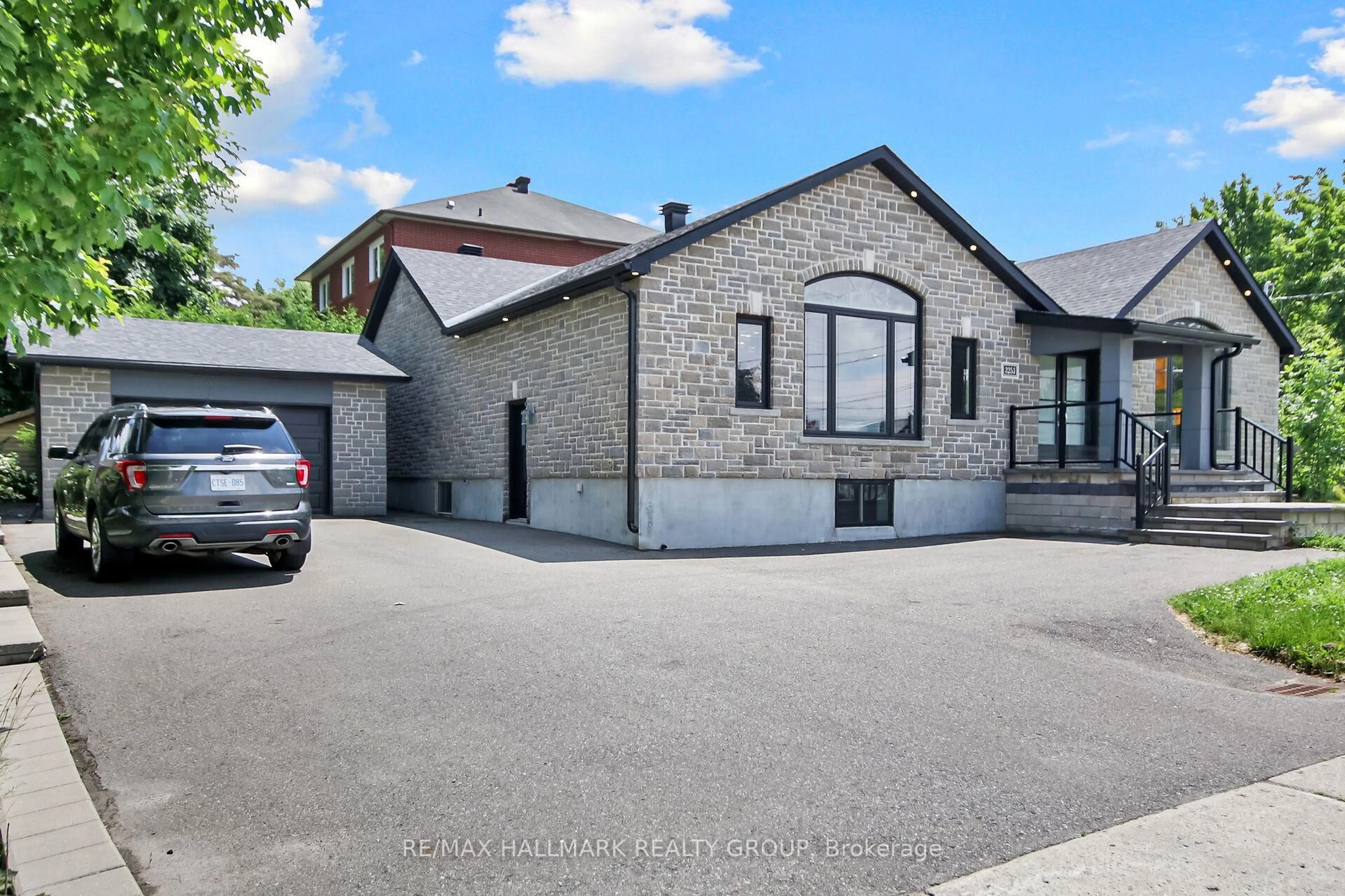 A pic from outside/outdoor area/front of a property/back of a property/a pic from drone, street for 3253 Riverside Dr, Ottawa Ontario K1V 8N8
