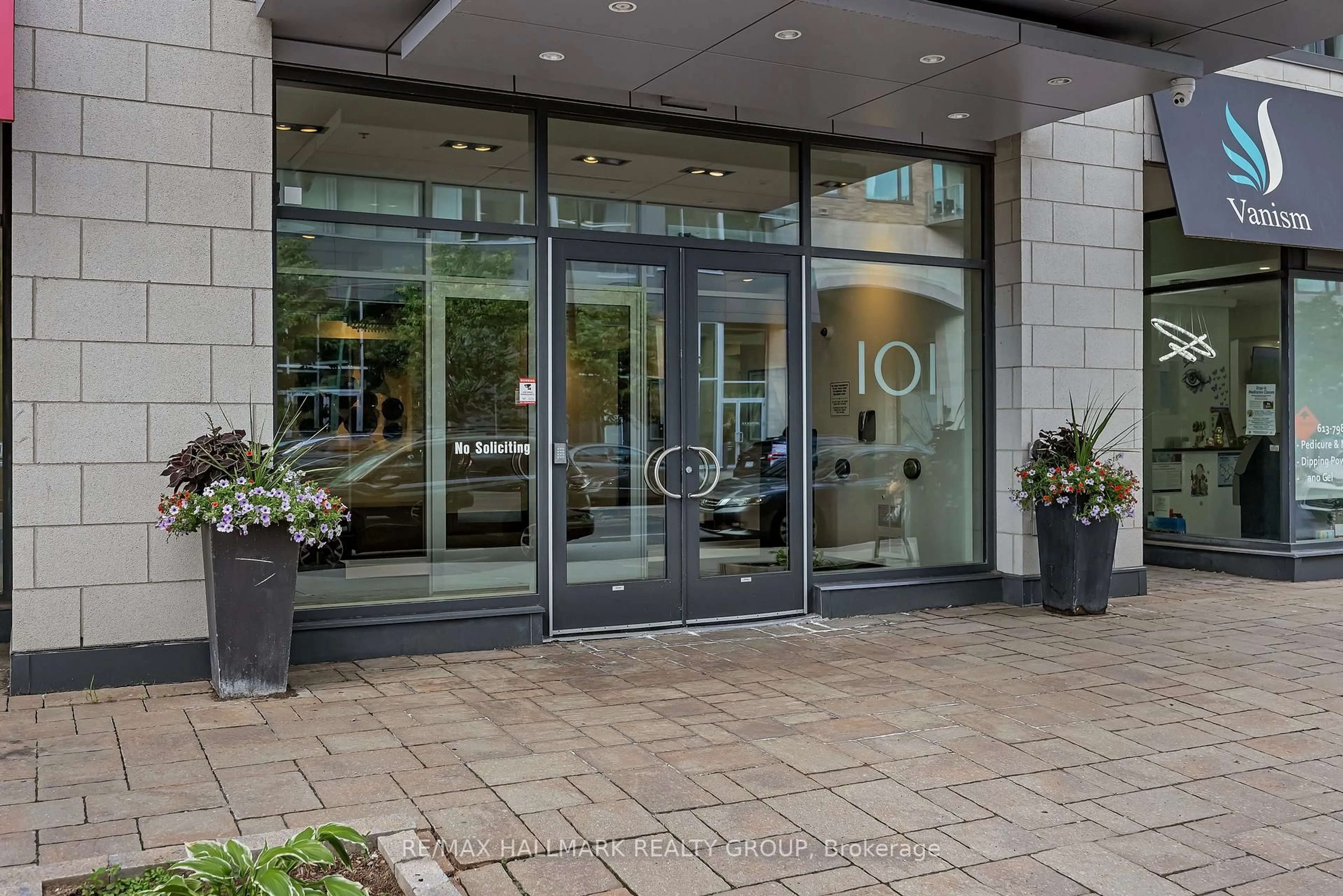Indoor foyer for 101 Richmond Rd #308, Ottawa Ontario K1Z 0A6