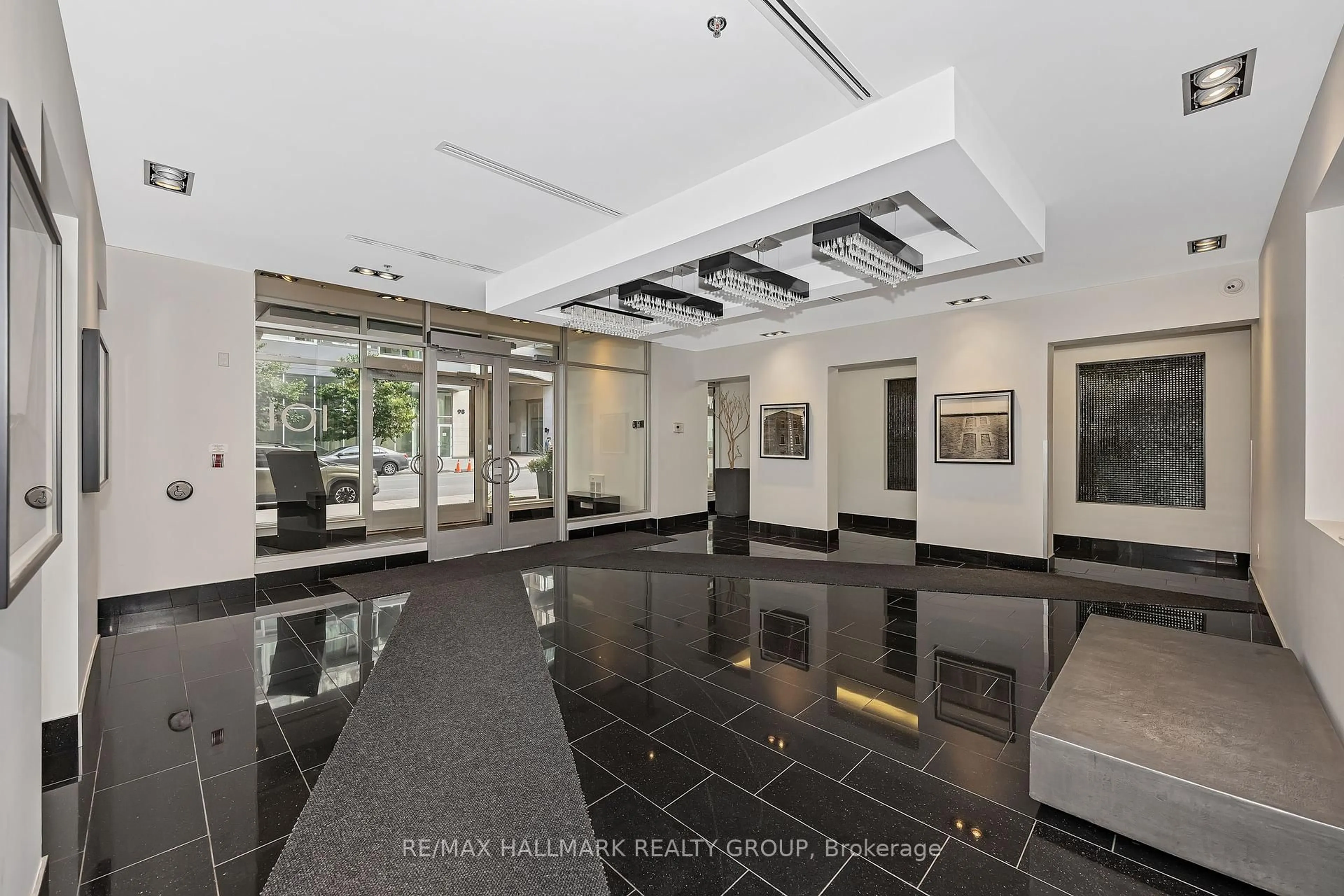 Indoor foyer for 101 Richmond Rd #308, Ottawa Ontario K1Z 0A6