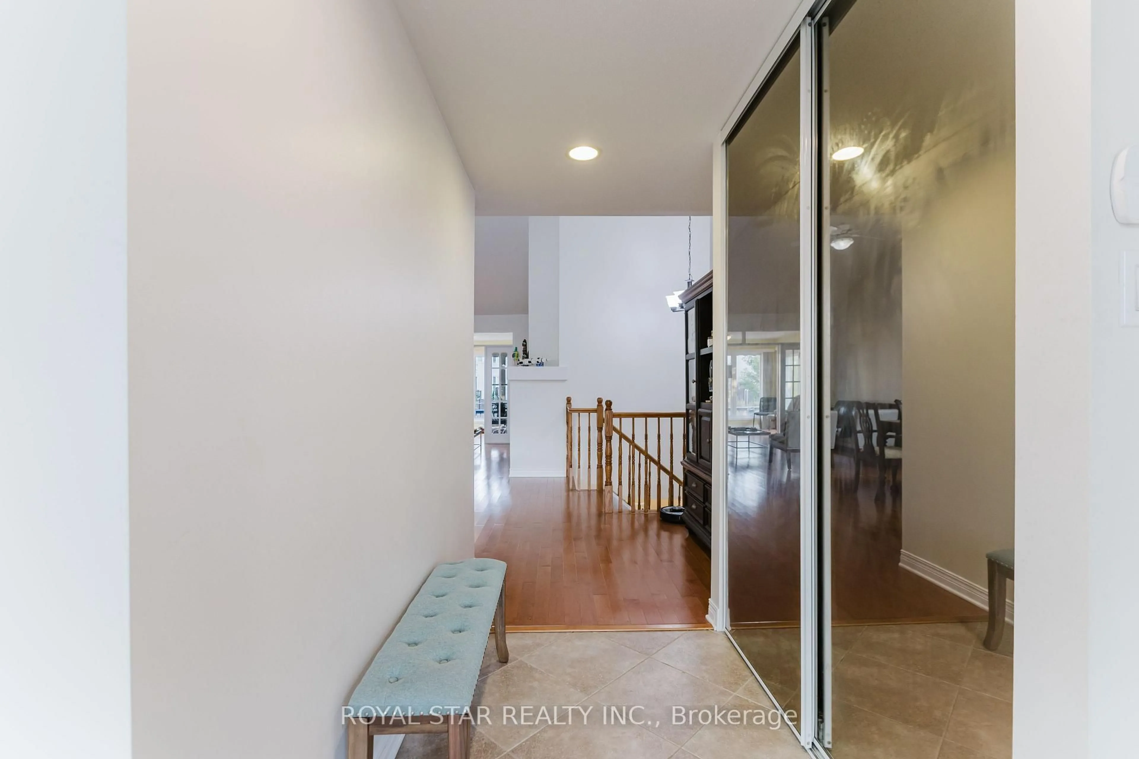 Indoor foyer for 17 Settler's Ridge Way, Ottawa Ontario K2J 4V3