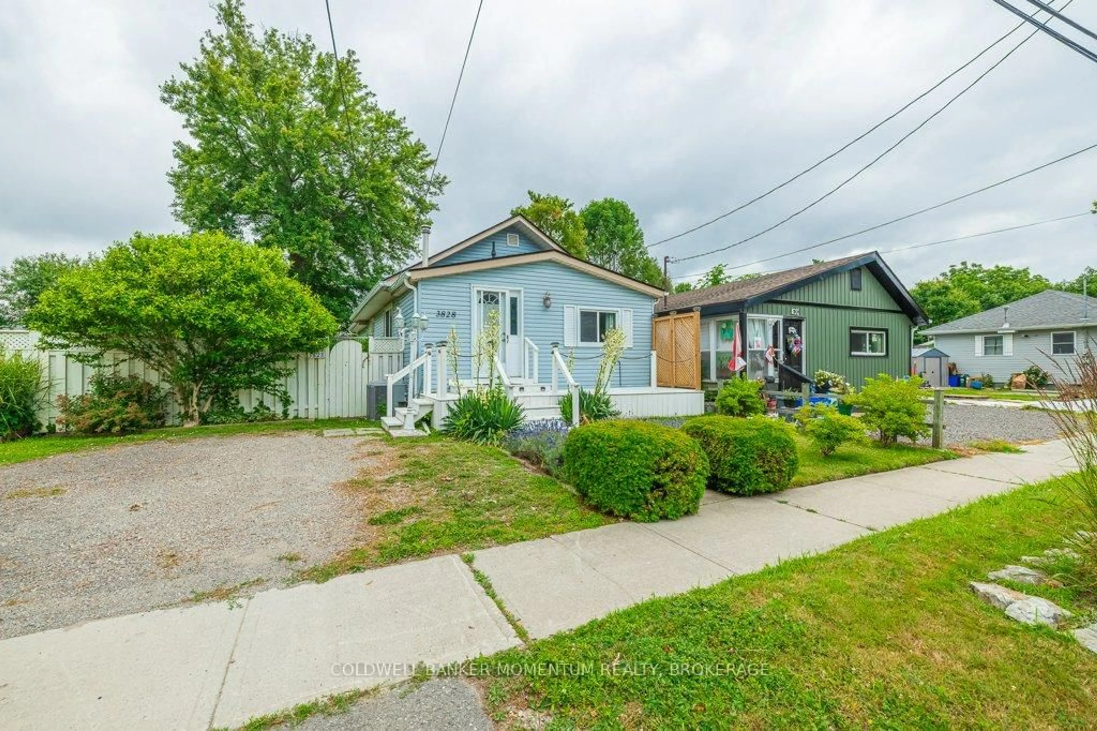 A pic from outside/outdoor area/front of a property/back of a property/a pic from drone, street for 3828 Roxborough Ave, Fort Erie Ontario L0S 1B0