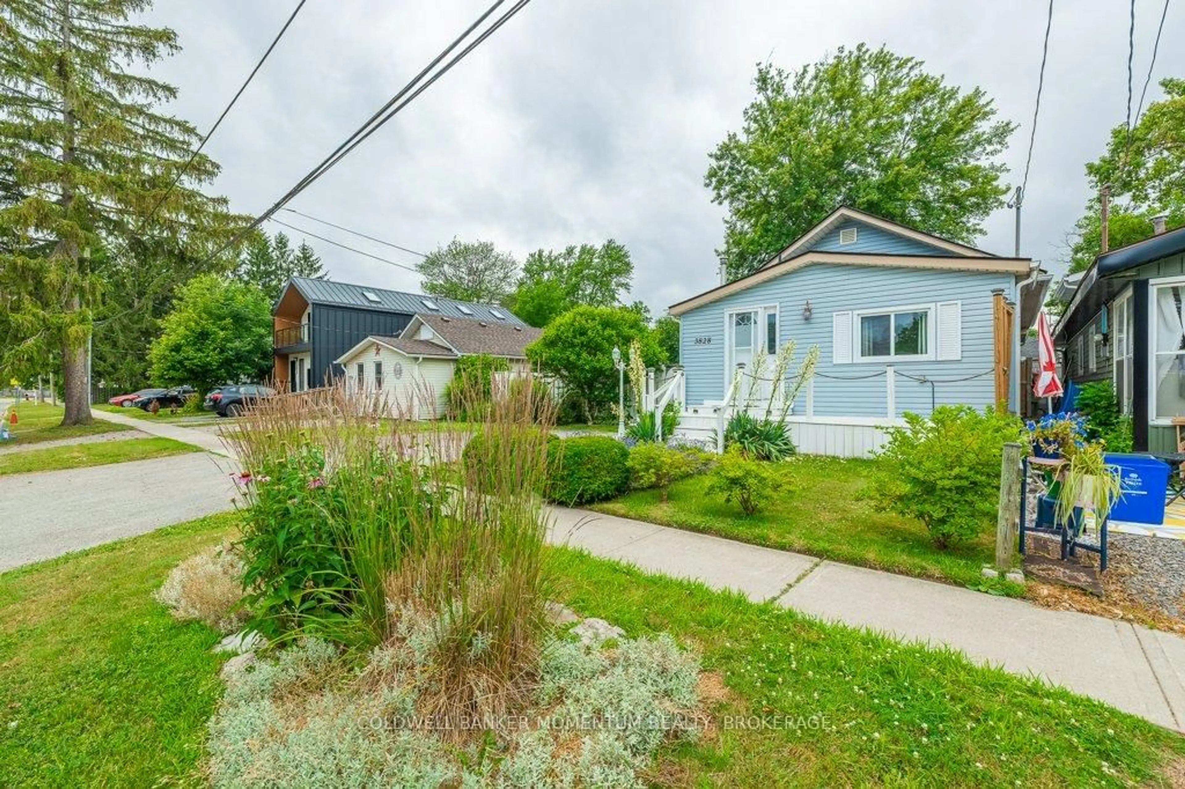 A pic from outside/outdoor area/front of a property/back of a property/a pic from drone, street for 3828 Roxborough Ave, Fort Erie Ontario L0S 1B0
