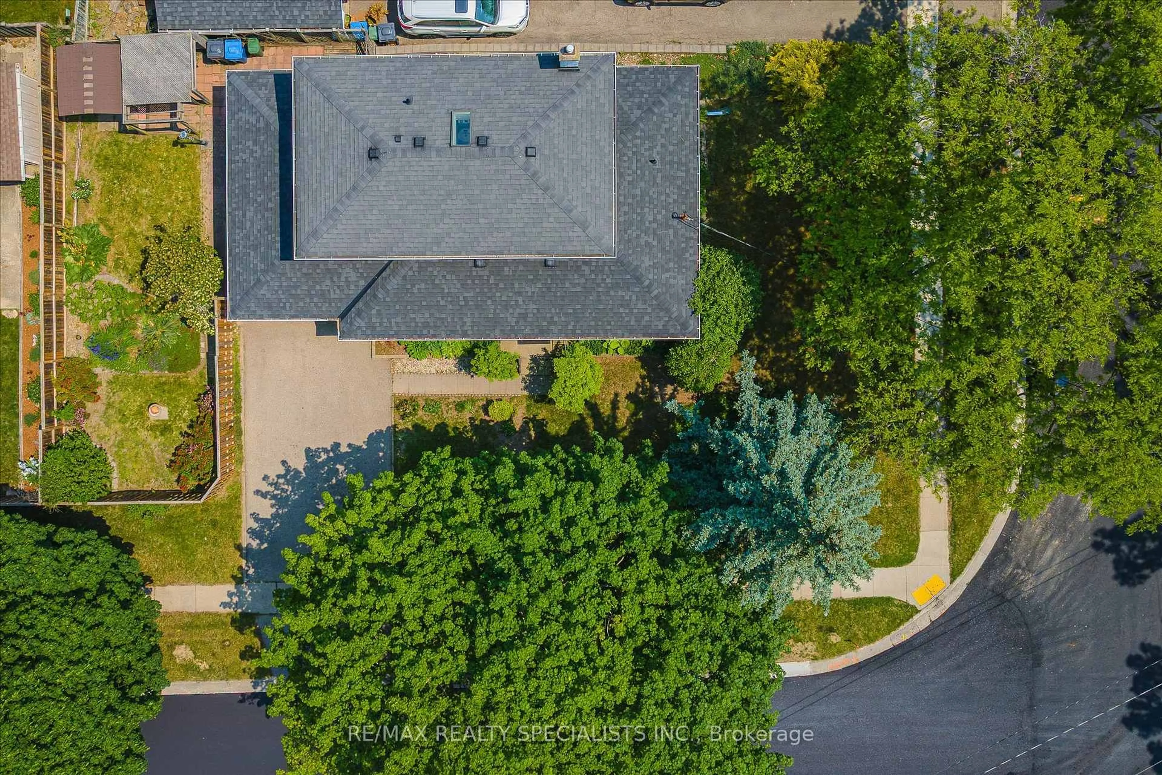 A pic from outside/outdoor area/front of a property/back of a property/a pic from drone, street for 60 Kenwood Cres, Guelph Ontario N1H 6E5