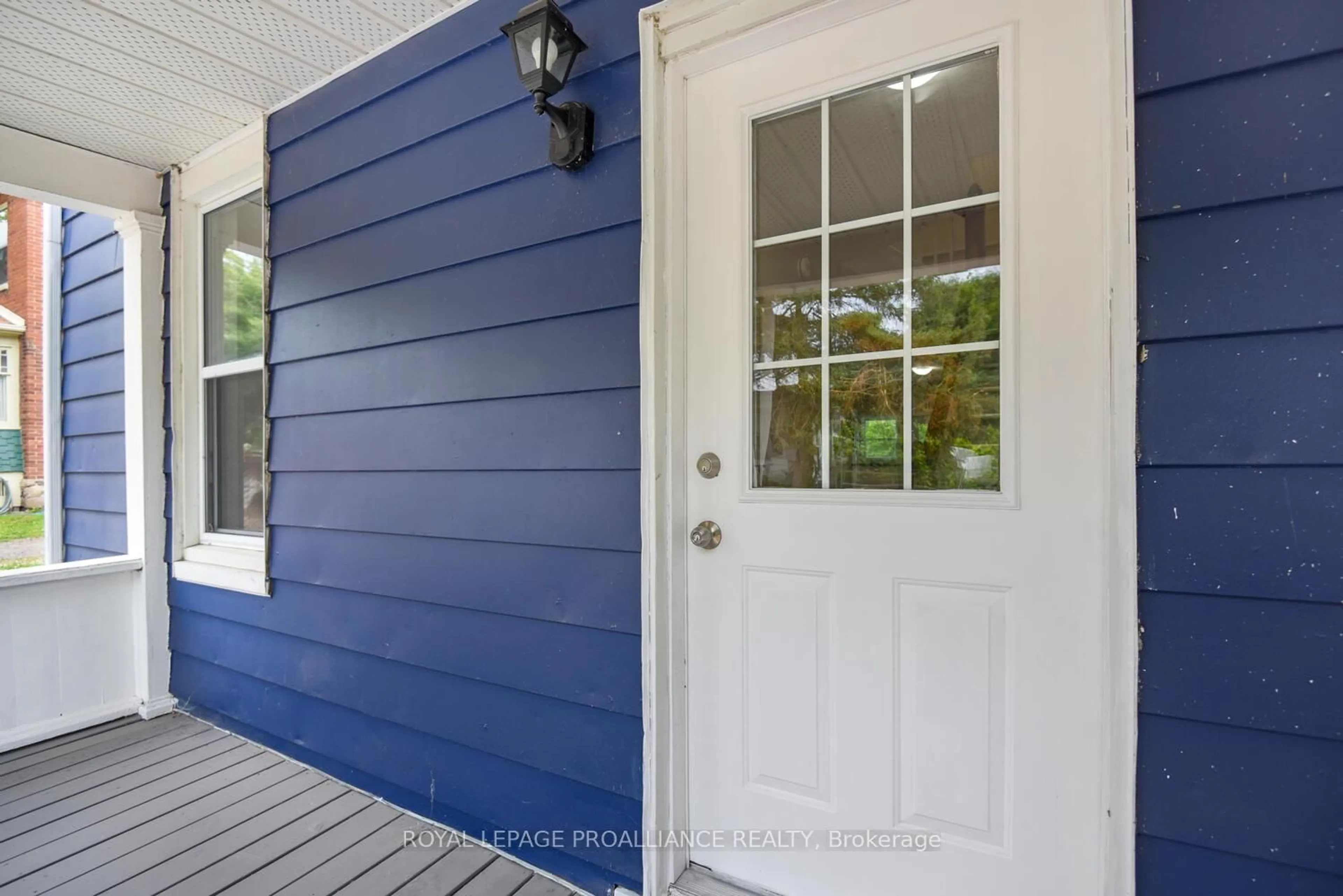 Home with vinyl exterior material, street for 254 East St, Prescott Ontario K0E 1T0