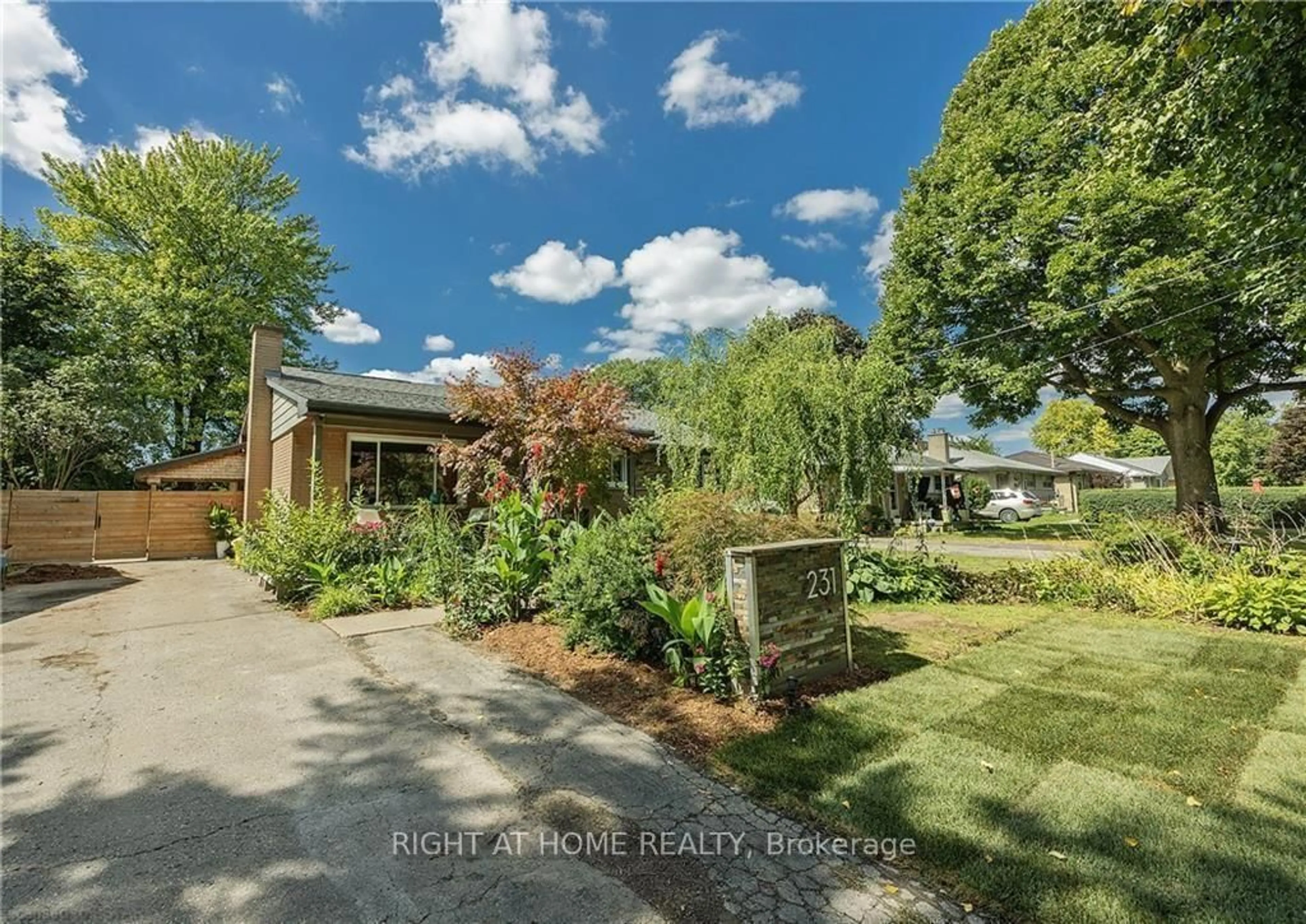 A pic from outside/outdoor area/front of a property/back of a property/a pic from drone, unknown for 231 MICHAELMAS St, London East Ontario N5Y 1N2