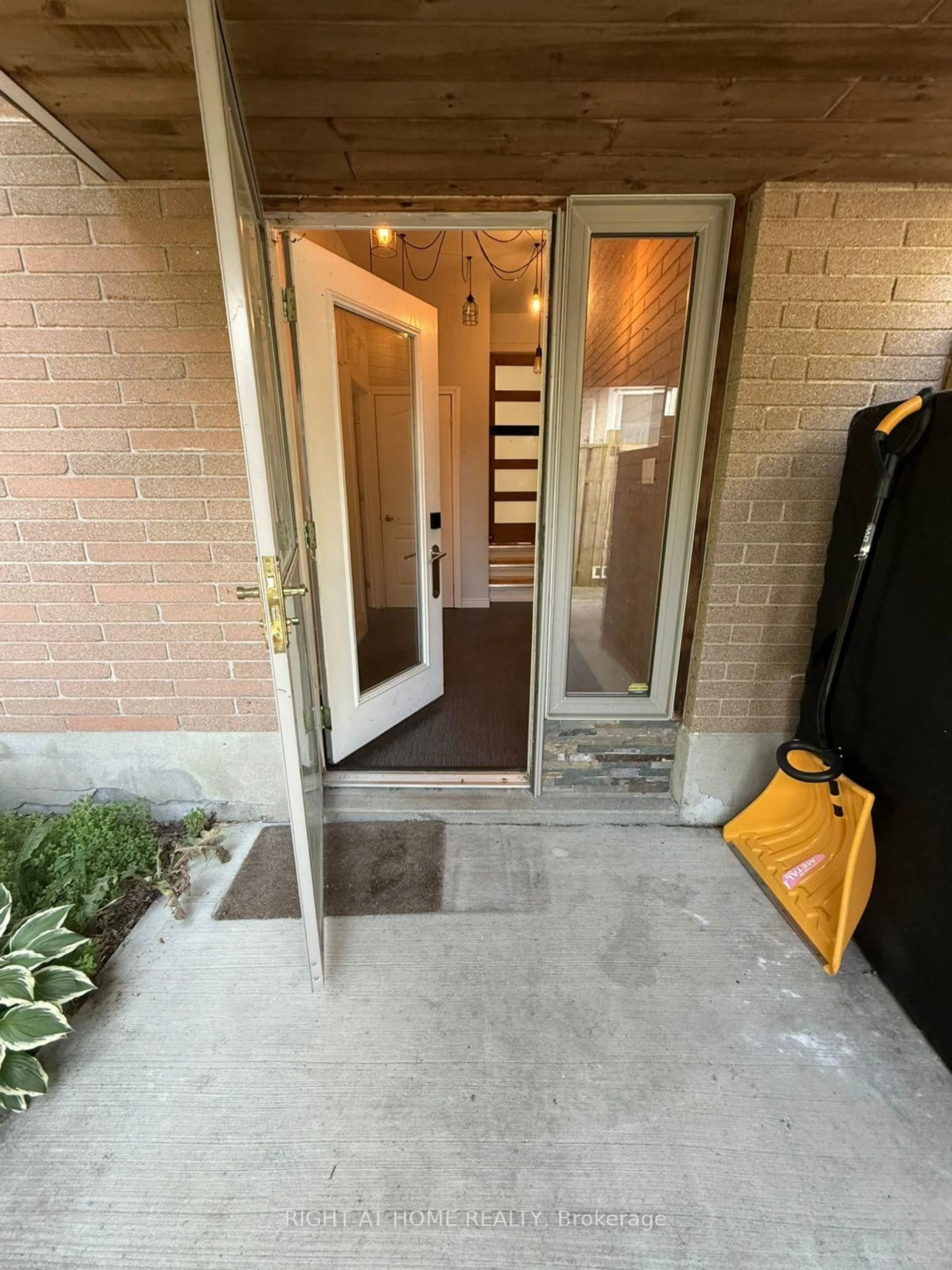 Indoor entryway for 231 MICHAELMAS St, London East Ontario N5Y 1N2