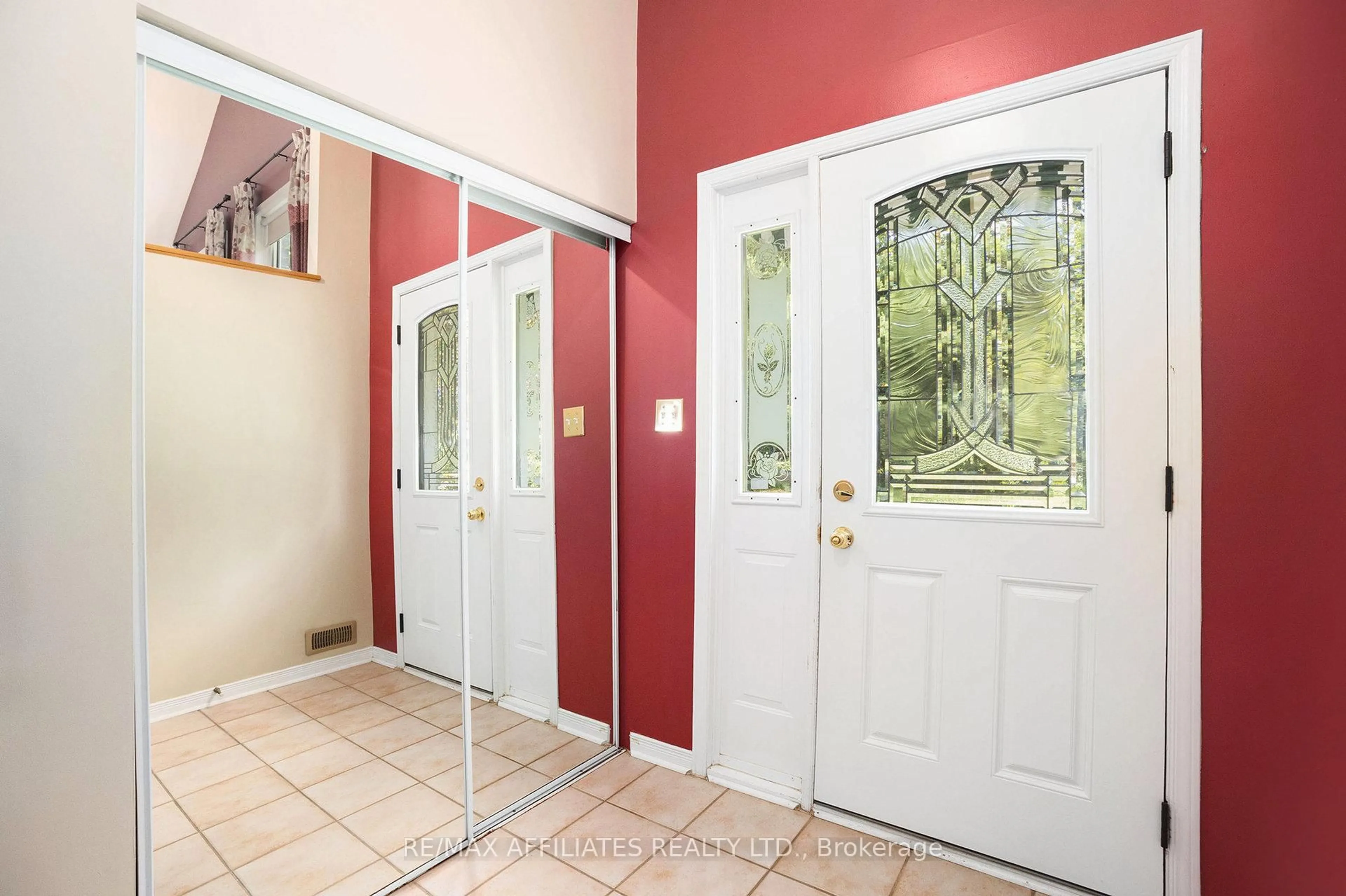 Indoor entryway for 249 Ramage Rd, Clarence-Rockland Ontario K4K 1K7