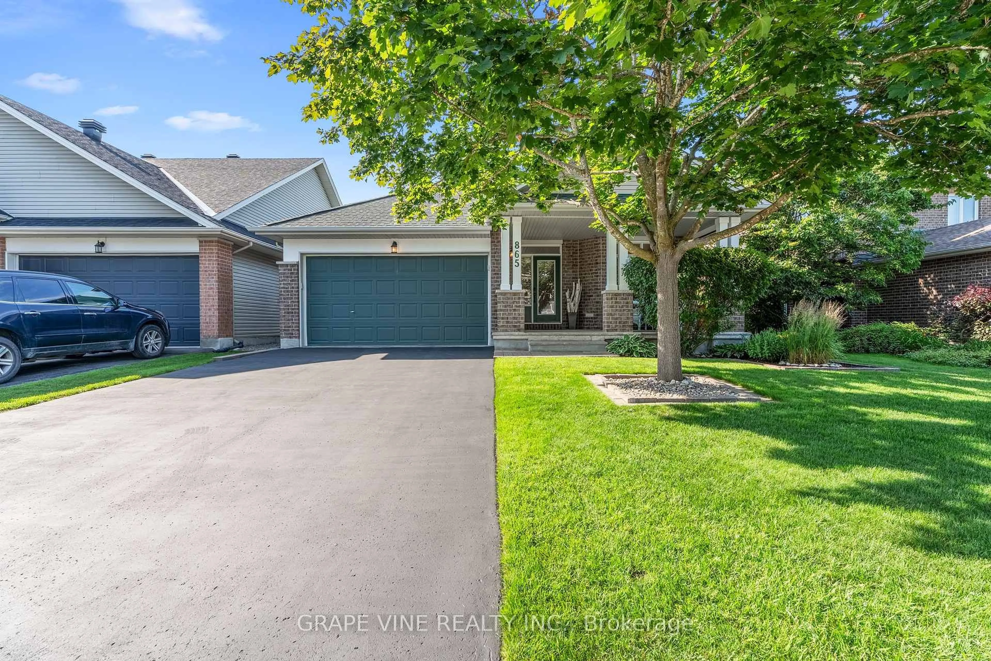 A pic from outside/outdoor area/front of a property/back of a property/a pic from drone, street for 865 Markwick Cres, Ottawa Ontario K4A 4M7