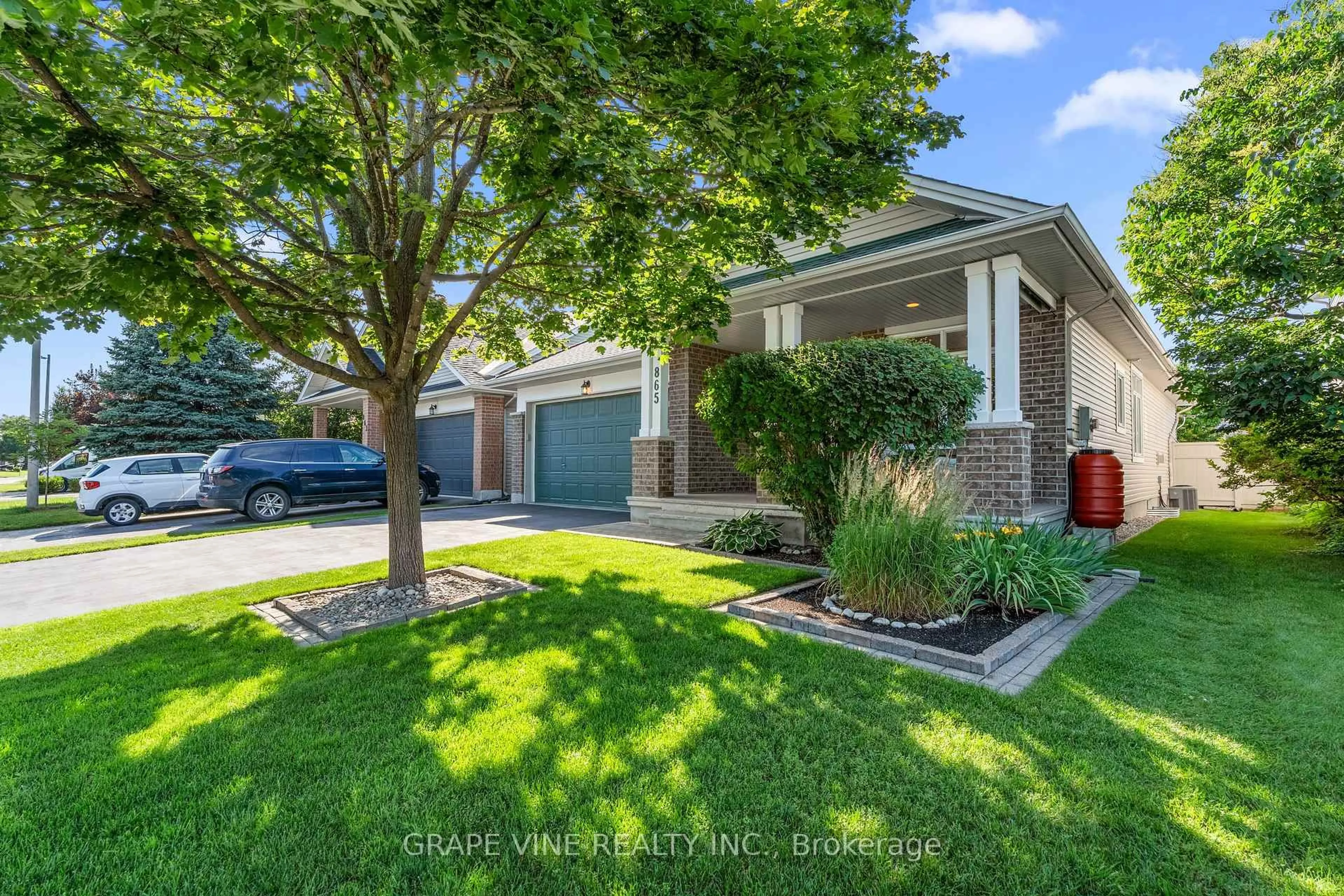 A pic from outside/outdoor area/front of a property/back of a property/a pic from drone, street for 865 Markwick Cres, Ottawa Ontario K4A 4M7