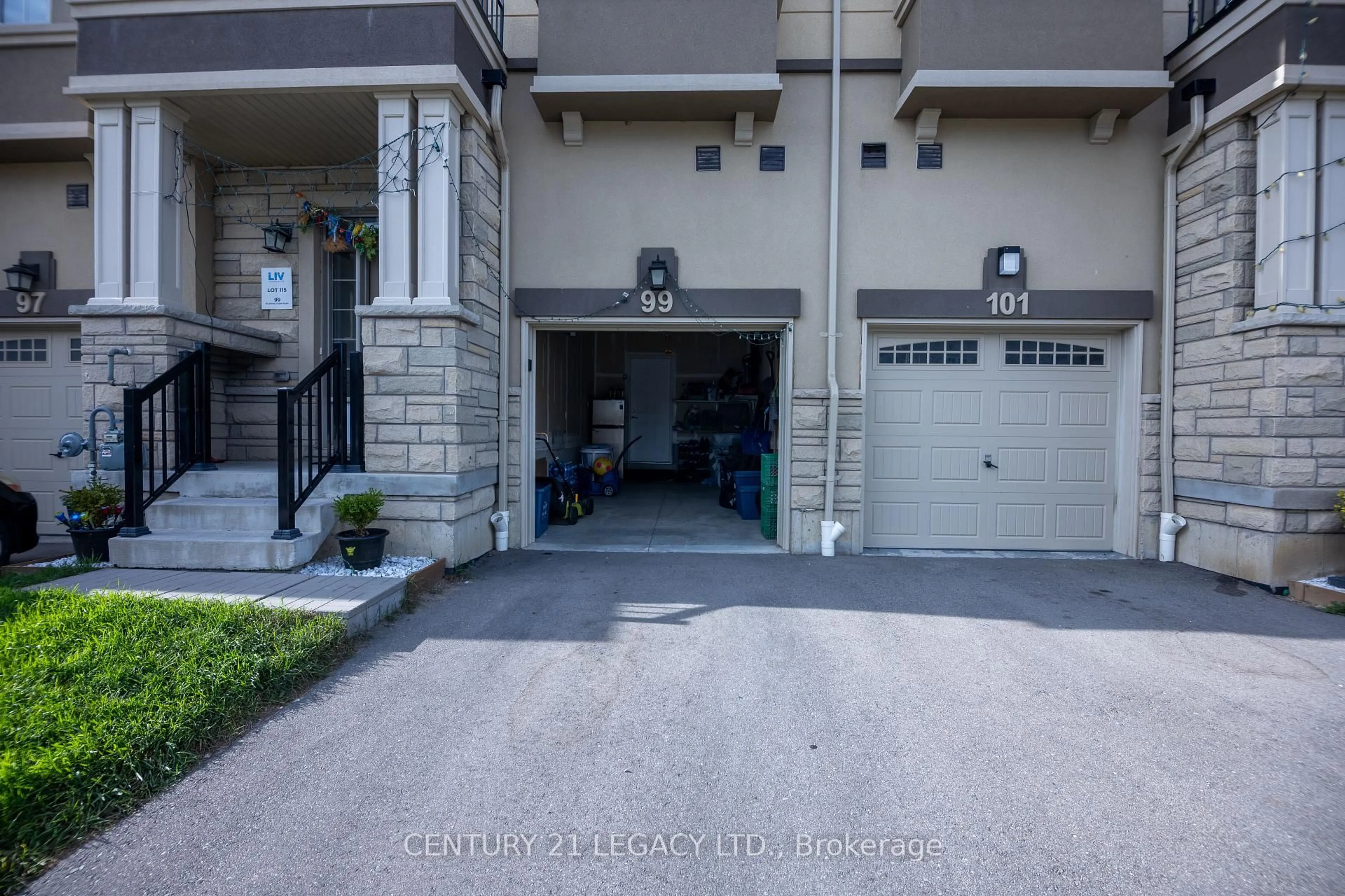 Indoor garage for 99 Bilanski Farm Rd, Brantford Ontario N3S 0J4