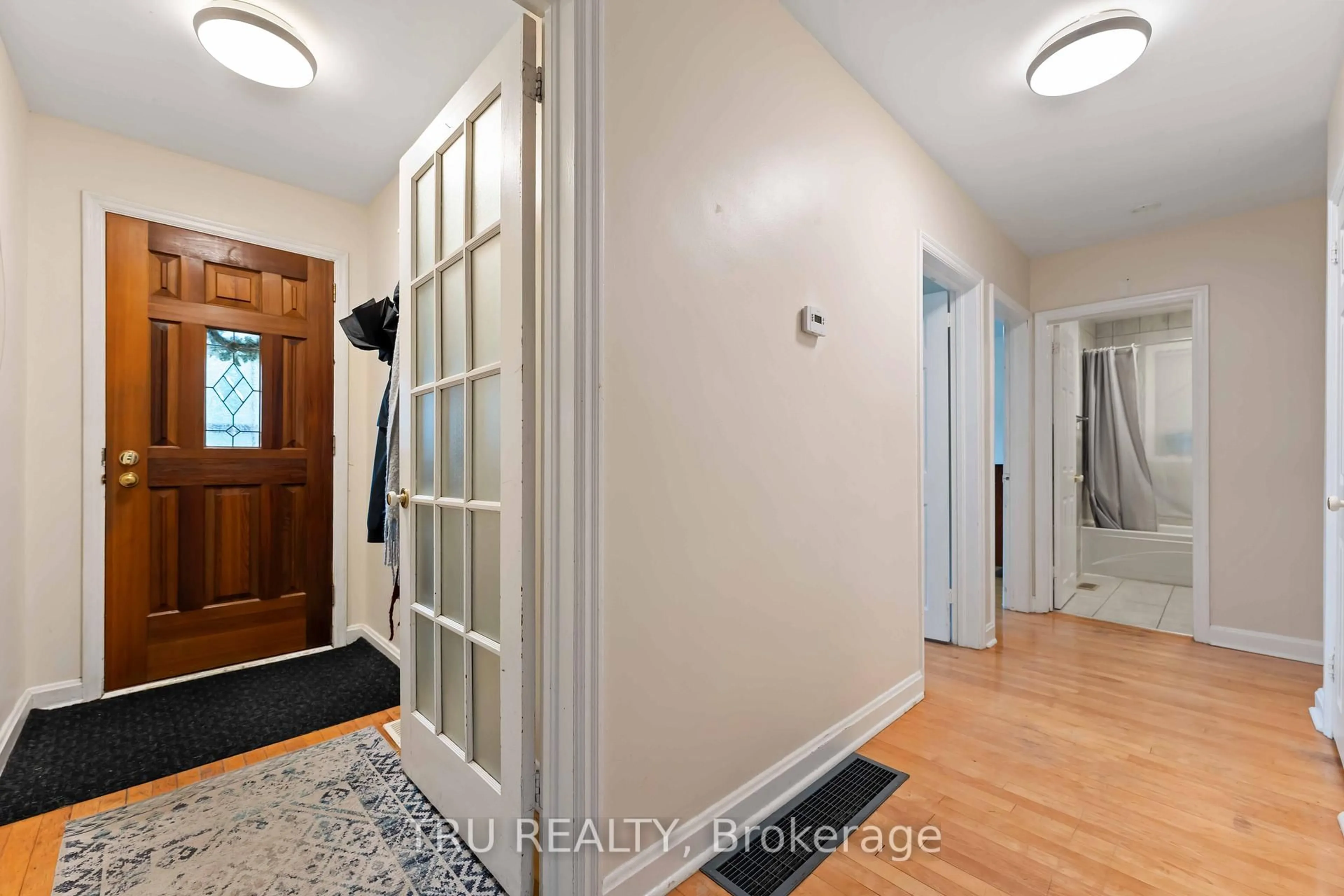 Indoor entryway for 14 Claver St, Ottawa Ontario K1J 6W7