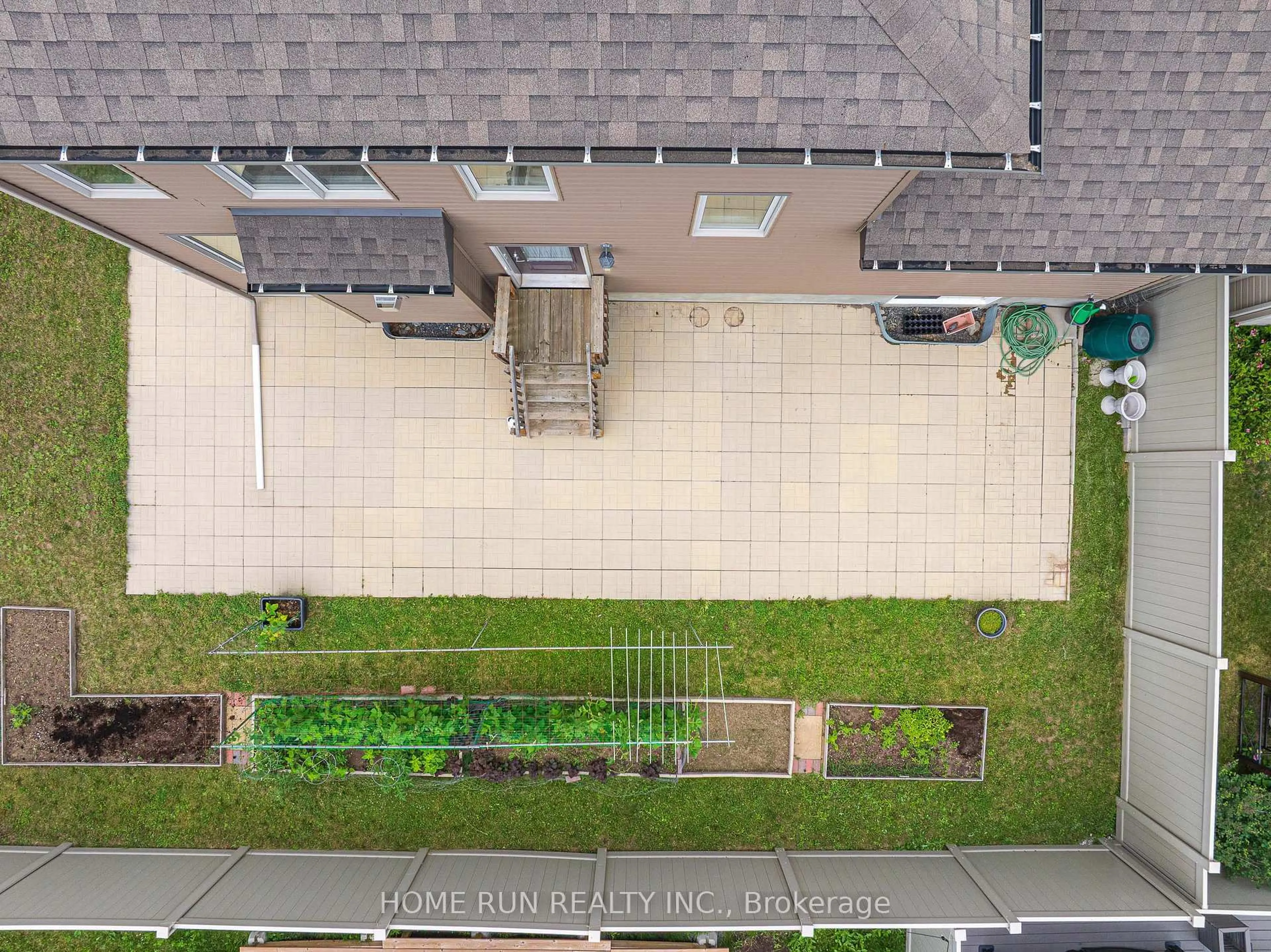 A pic from outside/outdoor area/front of a property/back of a property/a pic from drone, street for 940 Guinness Cres, Ottawa Ontario K2J 6G8