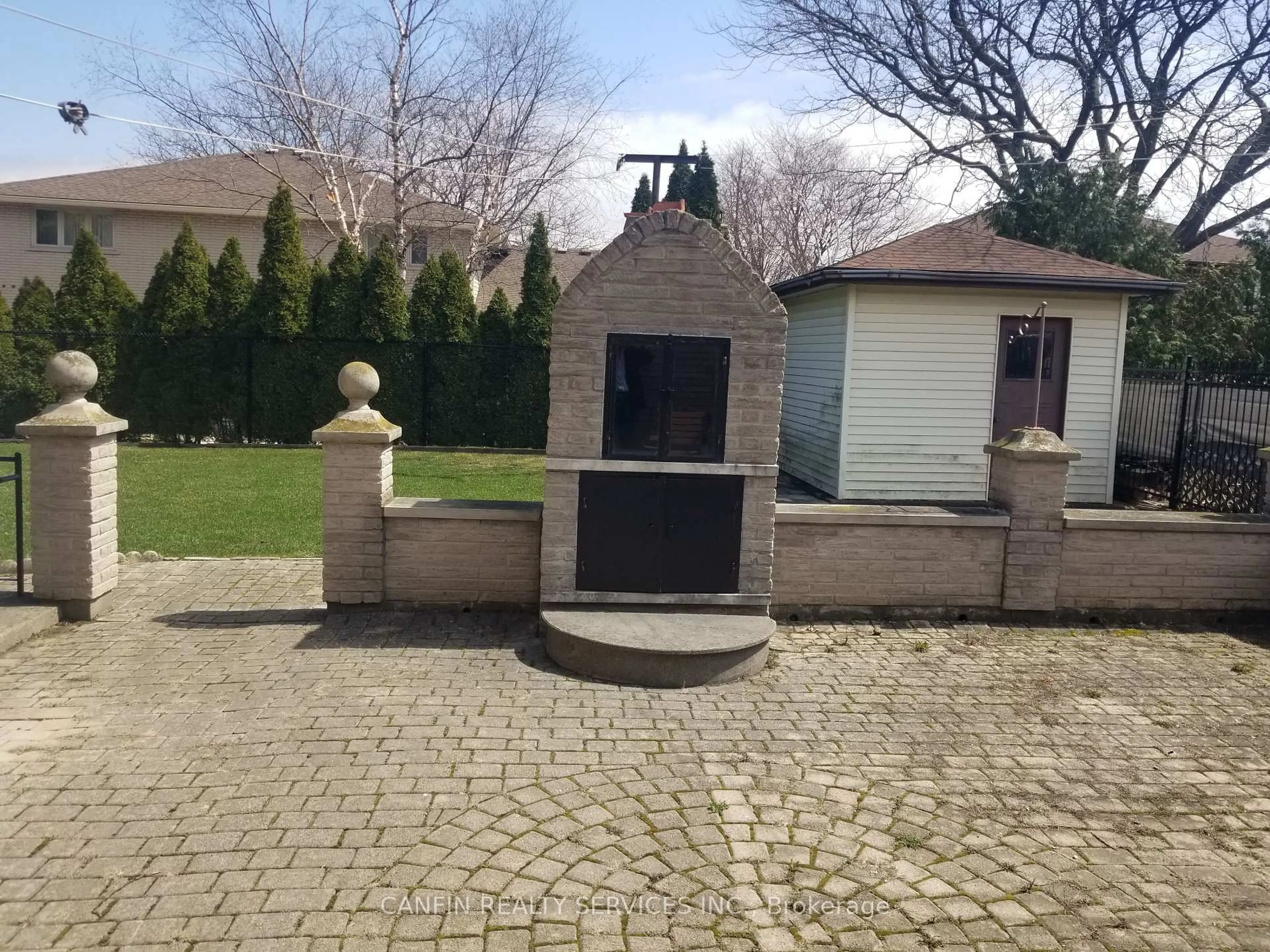 Patio, street for 39 Corinthian Dr, Hamilton Ontario L8W 1X3