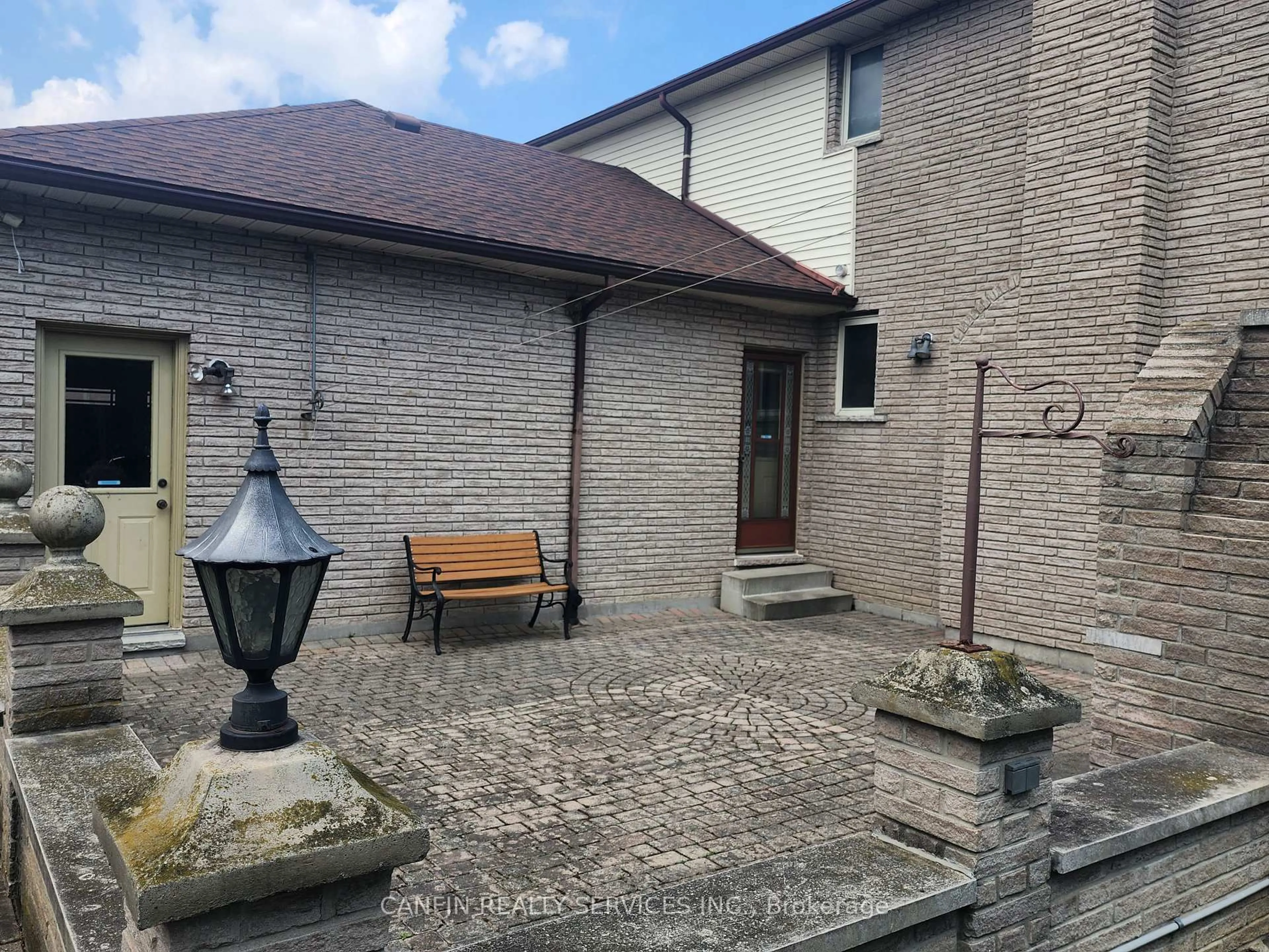 Patio, street for 39 Corinthian Dr, Hamilton Ontario L8W 1X3