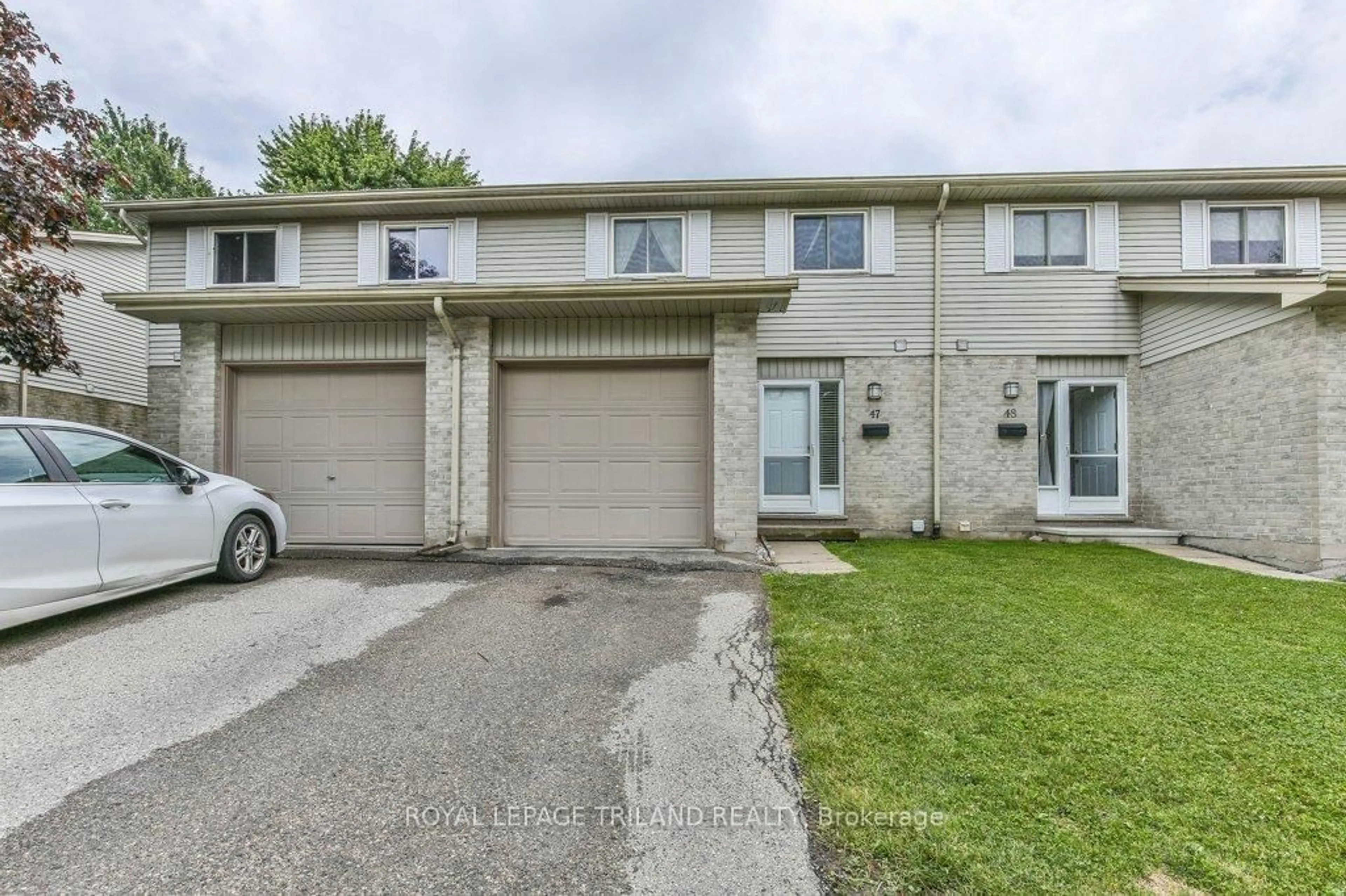 A pic from outside/outdoor area/front of a property/back of a property/a pic from drone, street for 30 CLARENDON Cres #47, London South Ontario N6C 5Y2